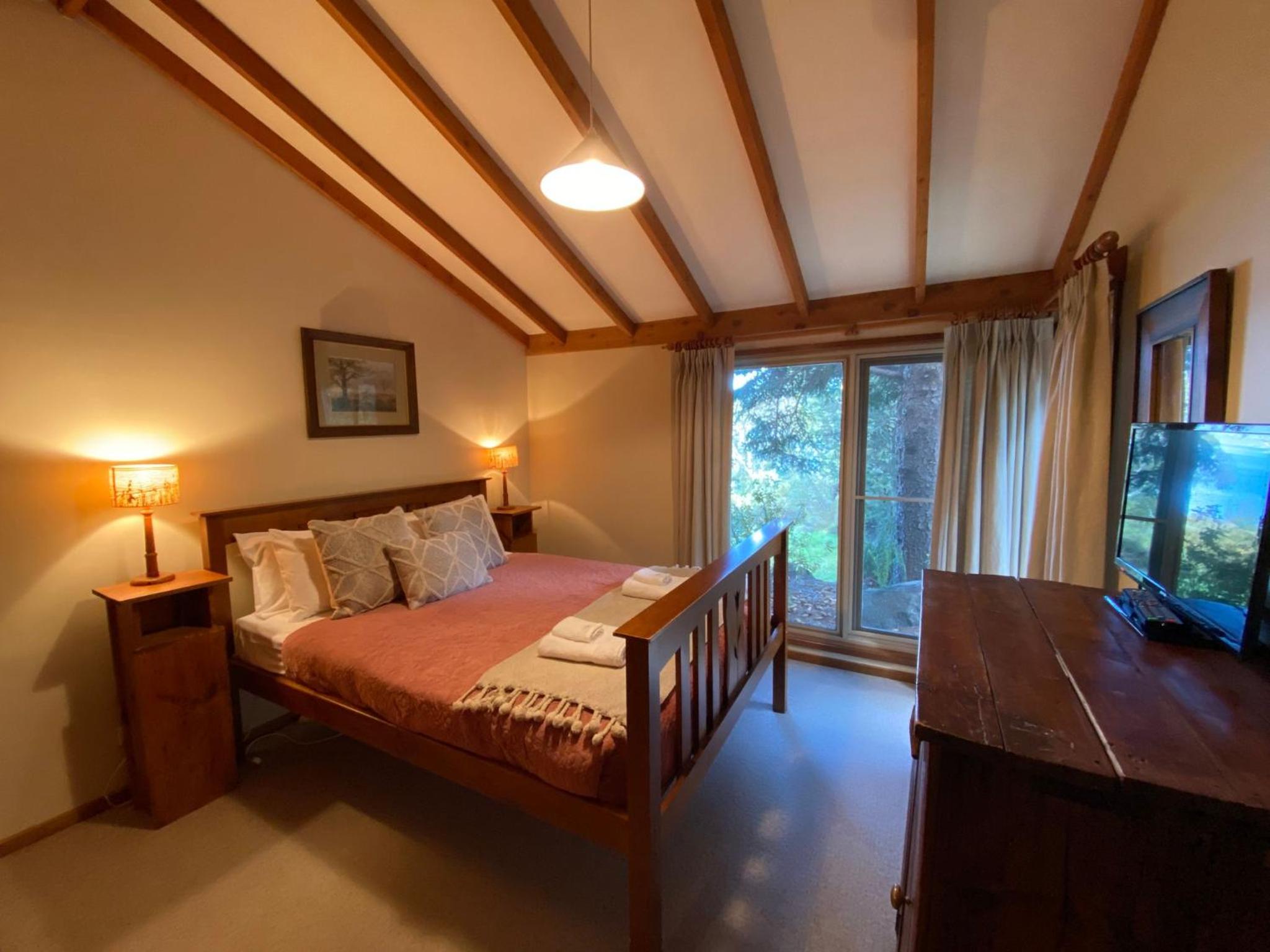 Edzell - 5BR Luxury Home l Amazing Lake Views l Games Room l Tennis Court l WiFi