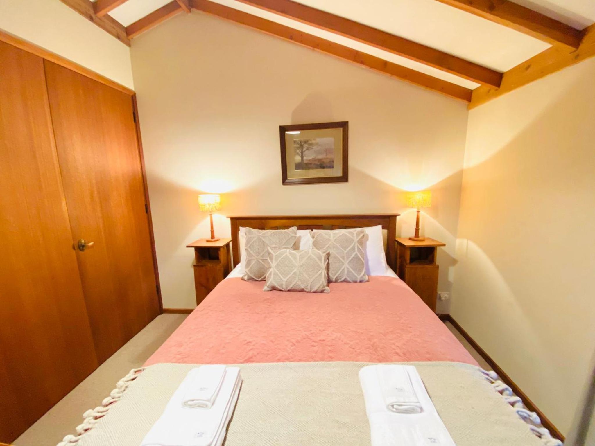 Edzell - 5BR Luxury Home l Amazing Lake Views l Games Room l Tennis Court l WiFi