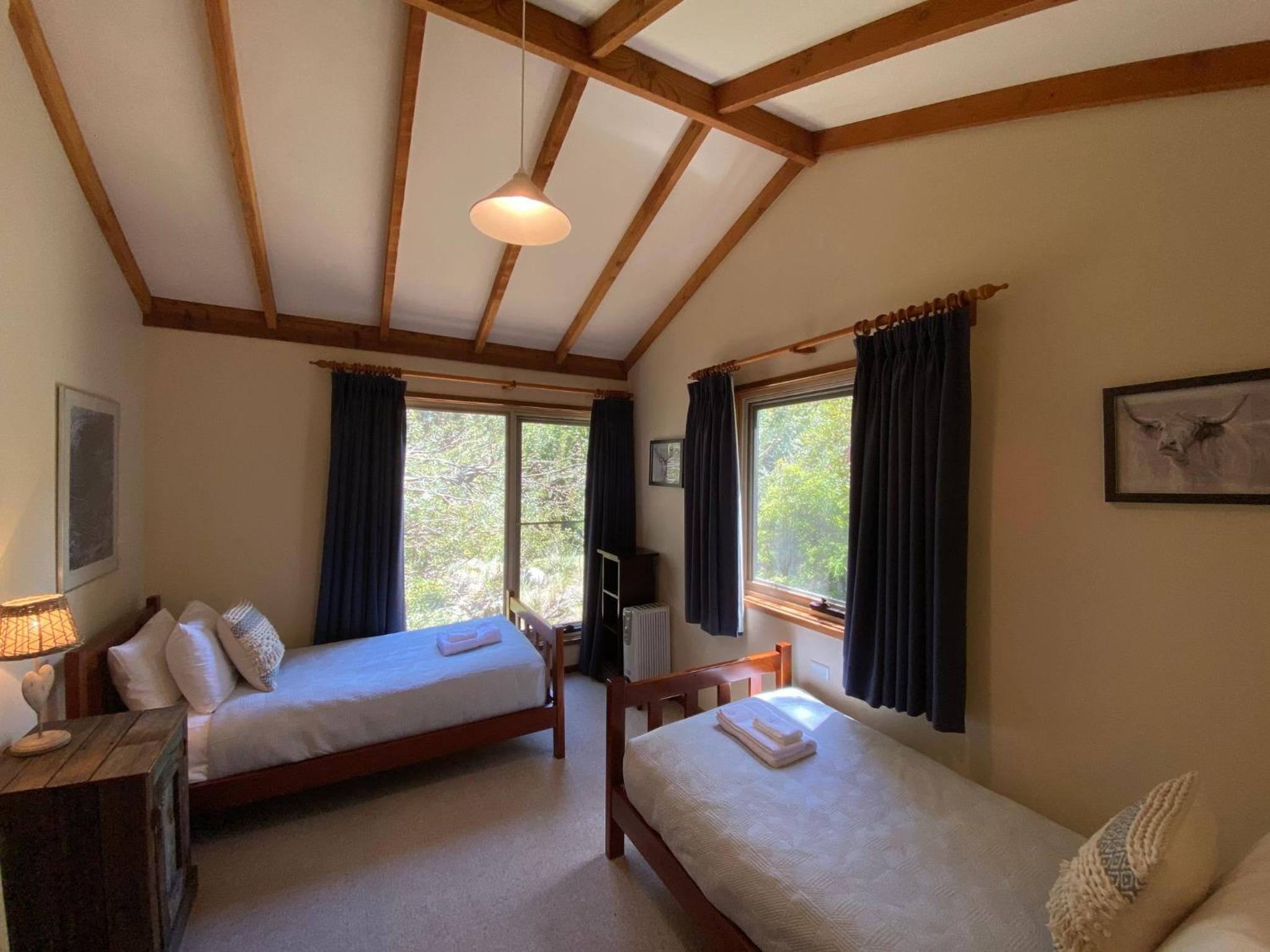Edzell - 5BR Luxury Home l Amazing Lake Views l Games Room l Tennis Court l WiFi