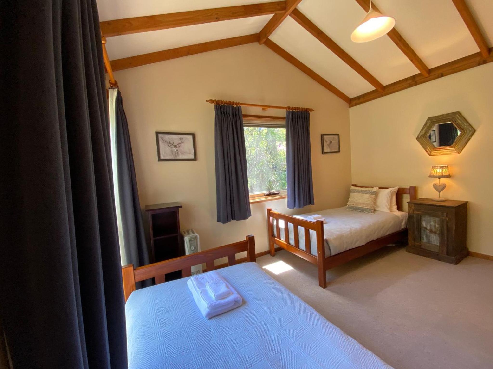 Edzell - 5BR Luxury Home l Amazing Lake Views l Games Room l Tennis Court l WiFi