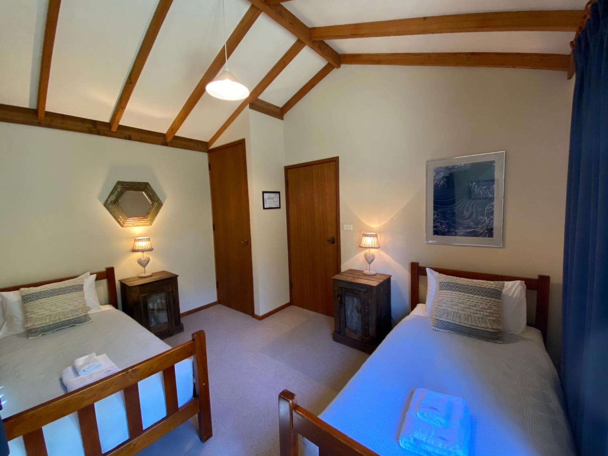 Edzell - 5BR Luxury Home l Amazing Lake Views l Games Room l Tennis Court l WiFi