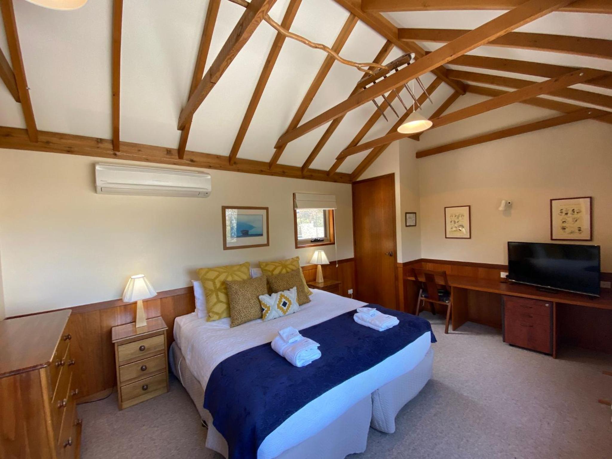 Edzell - 5BR Luxury Home l Amazing Lake Views l Games Room l Tennis Court l WiFi