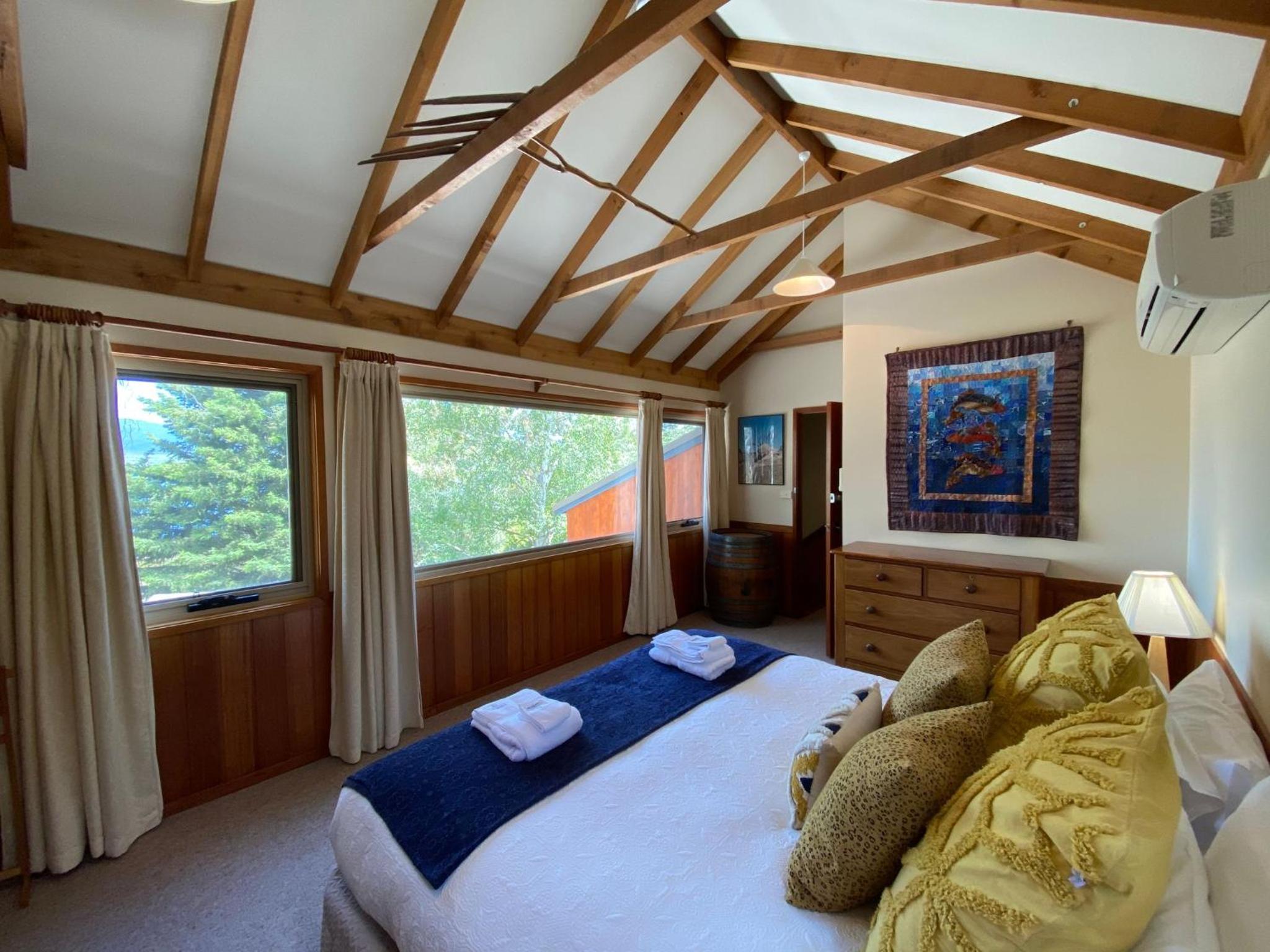 Edzell - 5BR Luxury Home l Amazing Lake Views l Games Room l Tennis Court l WiFi
