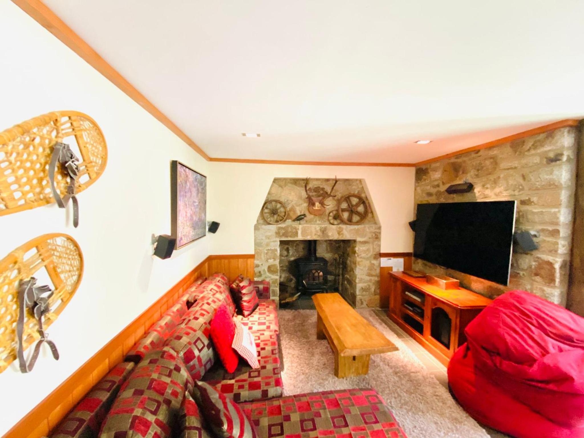 Edzell - 5BR Luxury Home l Amazing Lake Views l Games Room l Tennis Court l WiFi