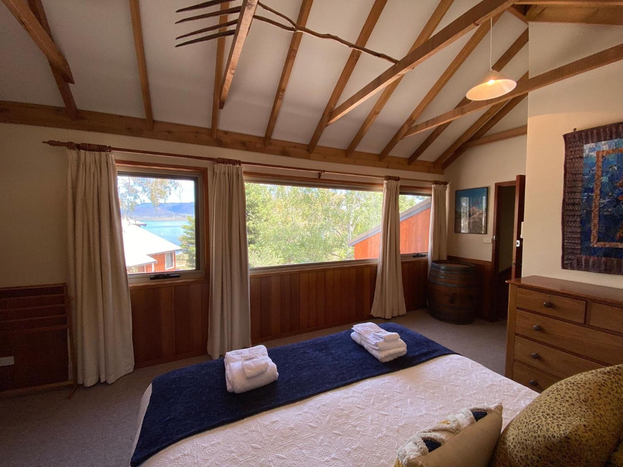 Edzell - 5BR Luxury Home l Amazing Lake Views l Games Room l Tennis Court l WiFi