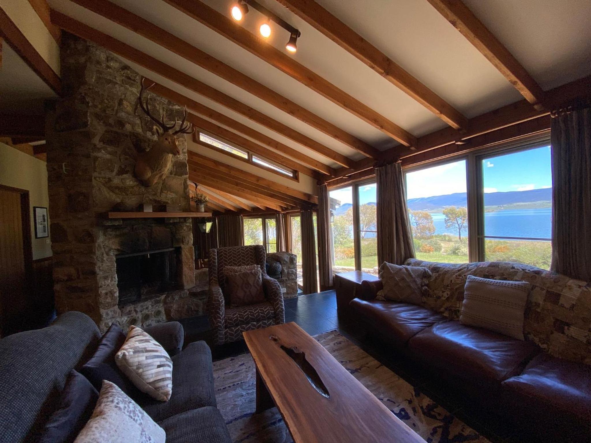 Edzell - 5BR Luxury Home l Amazing Lake Views l Games Room l Tennis Court l WiFi