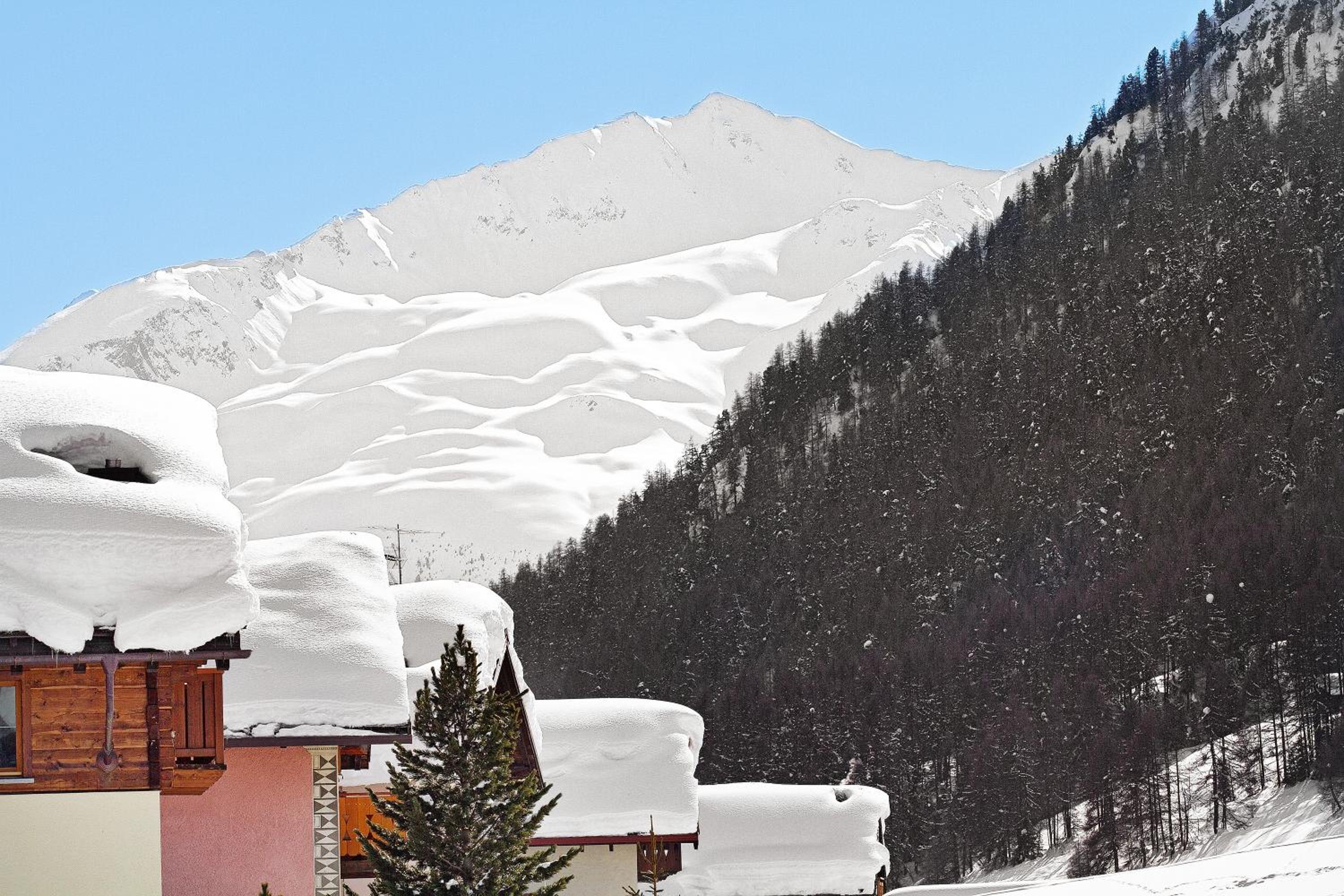 Baita sulle Alpi Livigno view 2