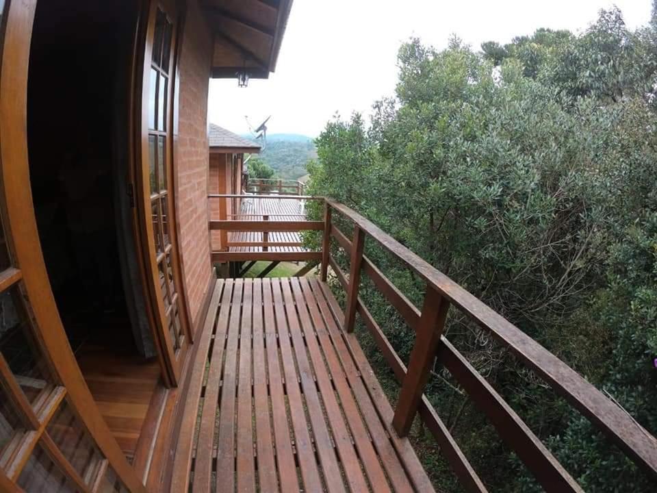 Cabanas Mountain nas montanhas de campos do jordão