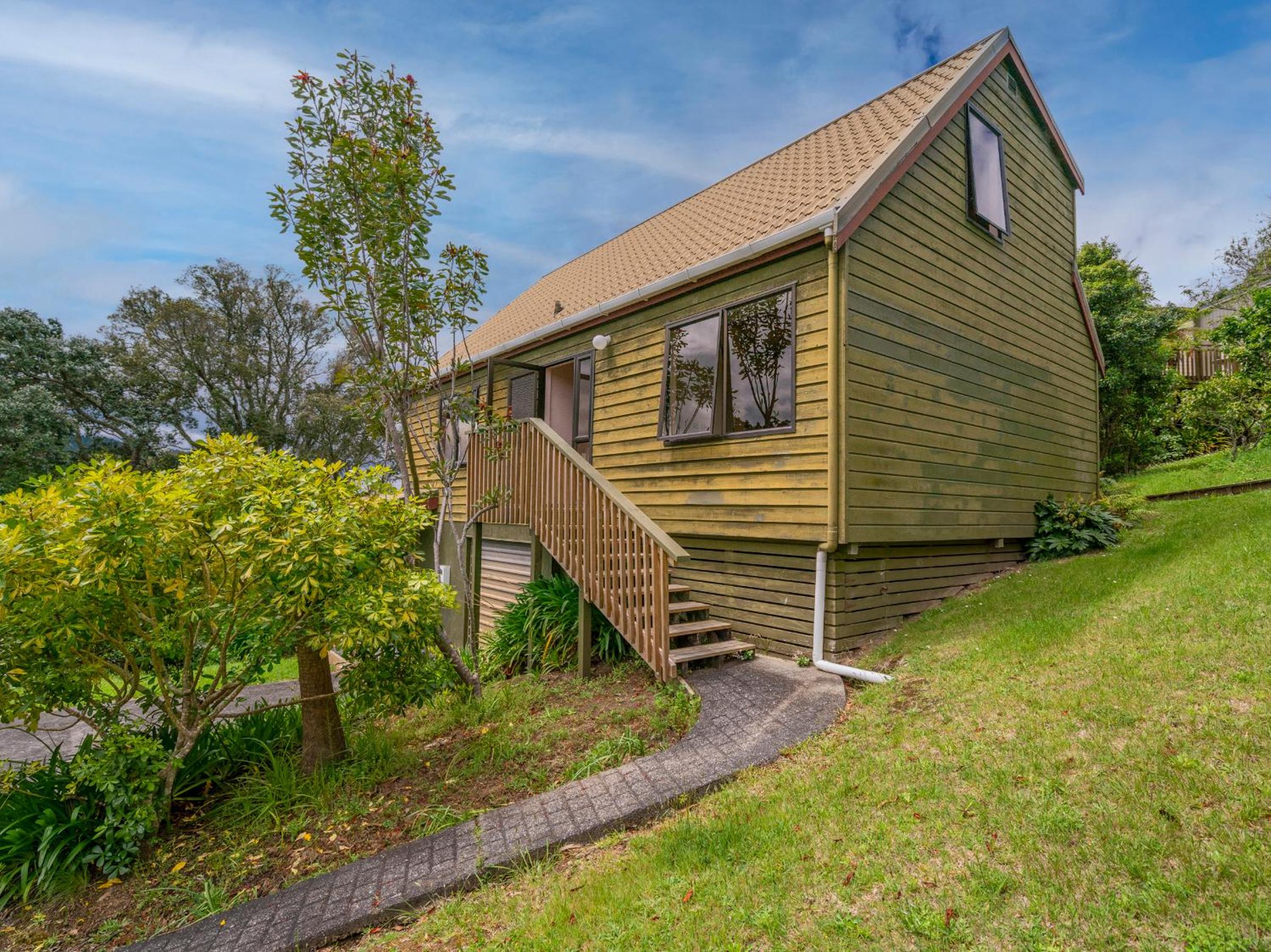 Tuis Grove - Onemana Holiday Home view 3