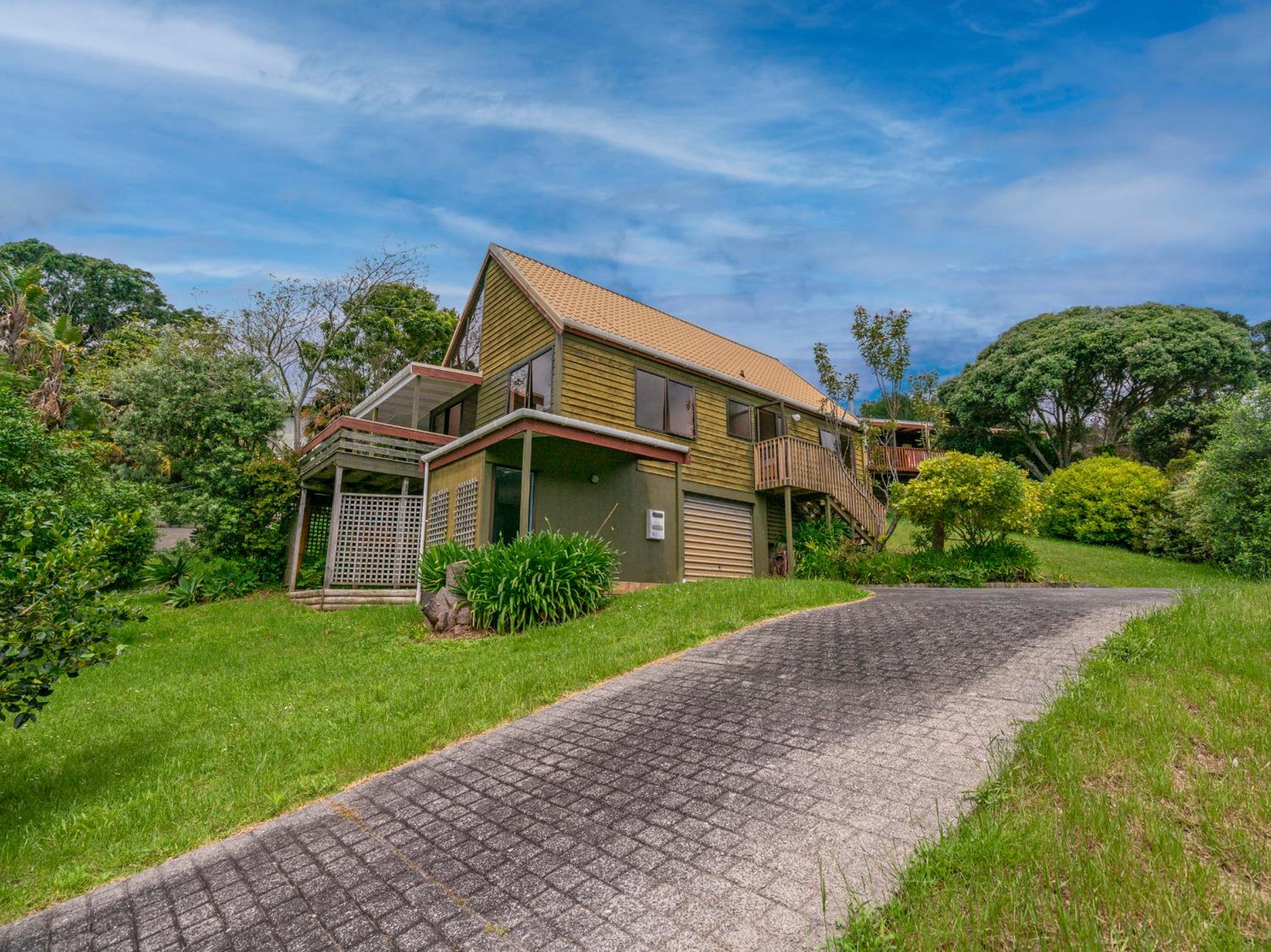Tuis Grove - Onemana Holiday Home view 4