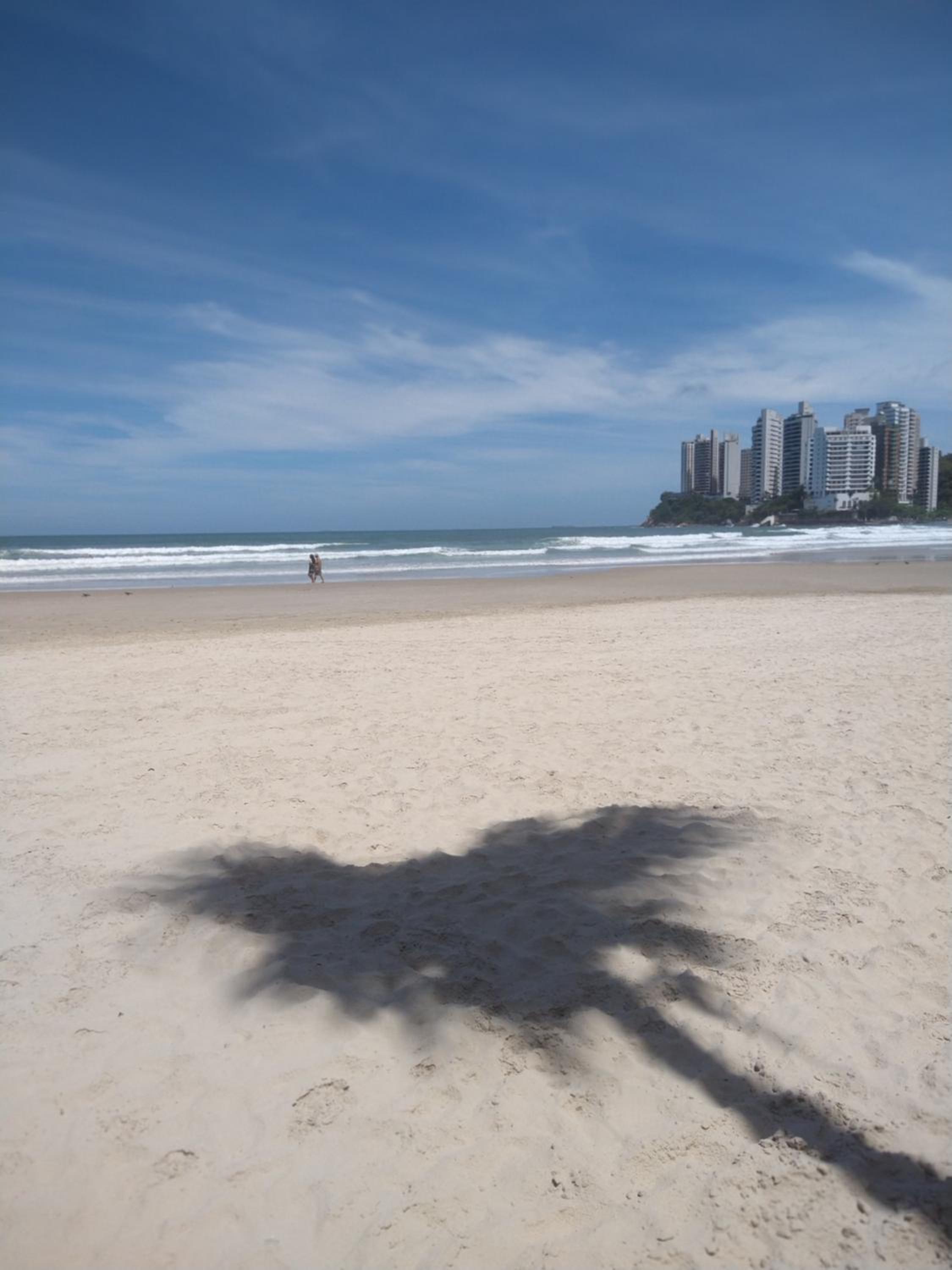 Apartamento com varanda Gourmet na praia da enseada view 5