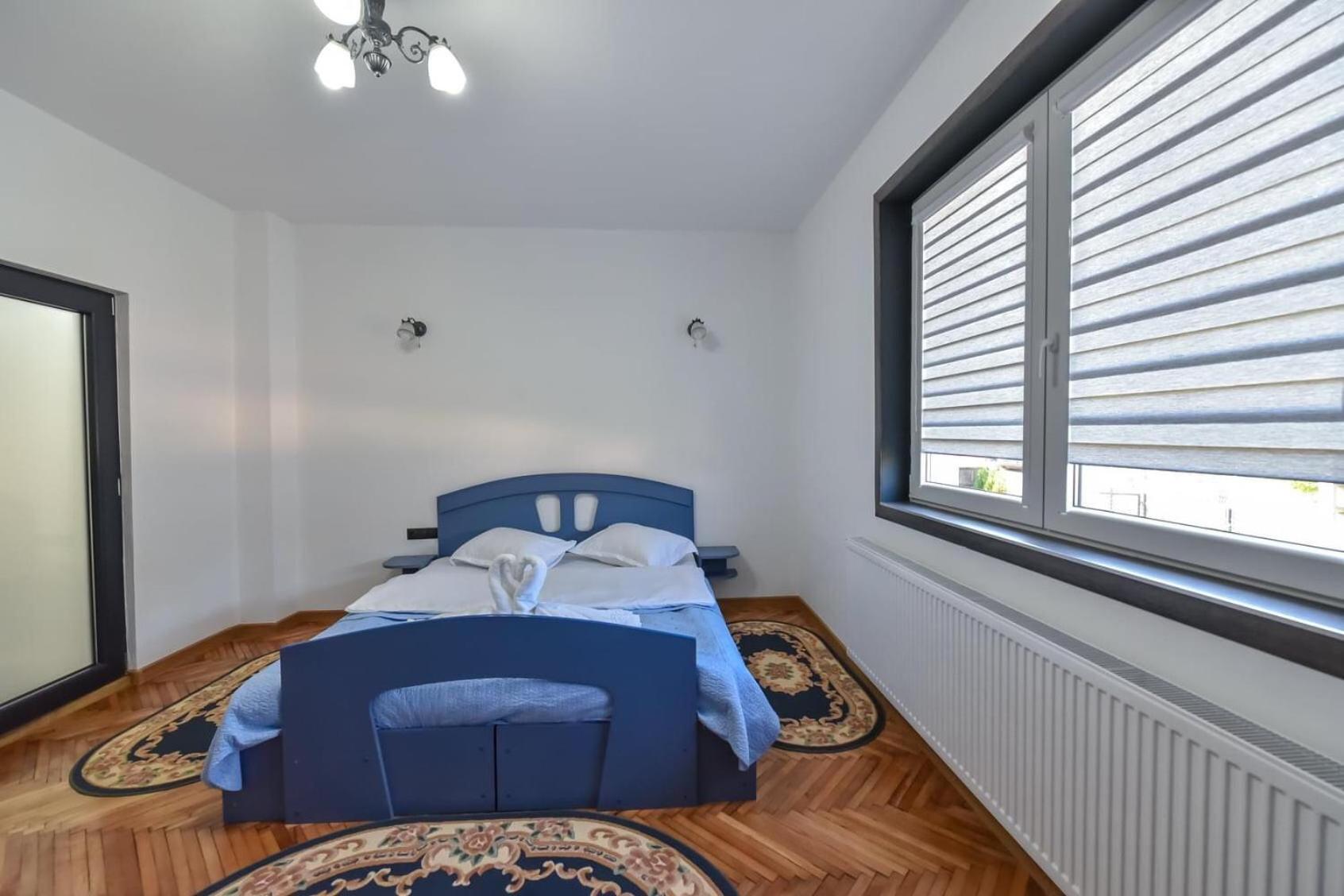 Pensiunea RAVHOUSE view 2