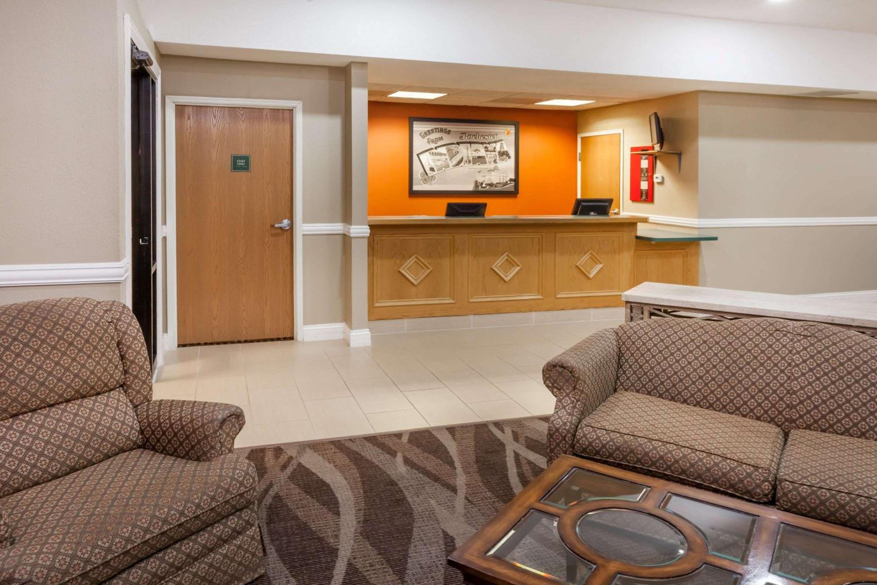 Super 8 by Wyndham Rochester view 3