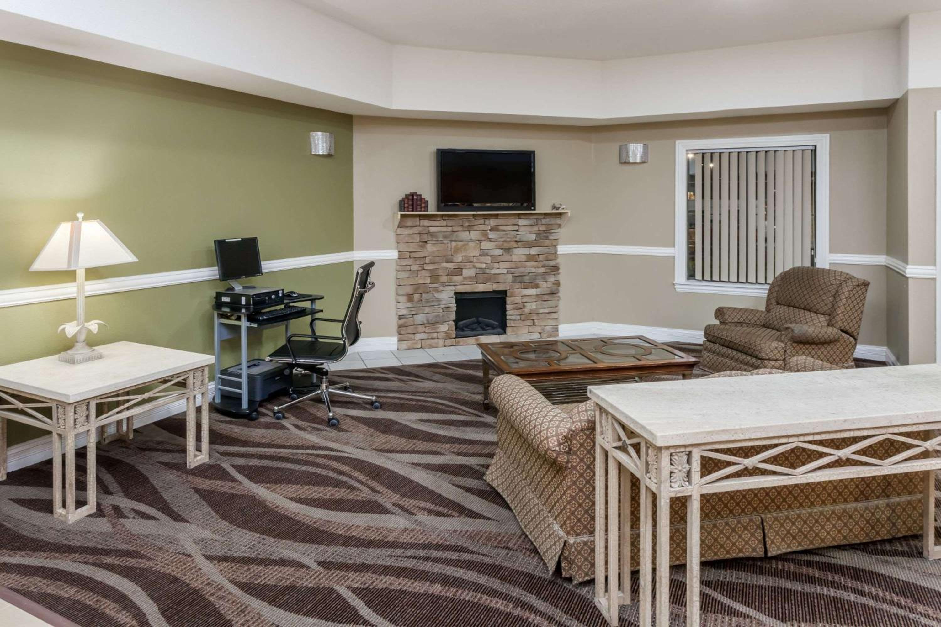 Super 8 by Wyndham Rochester view 2