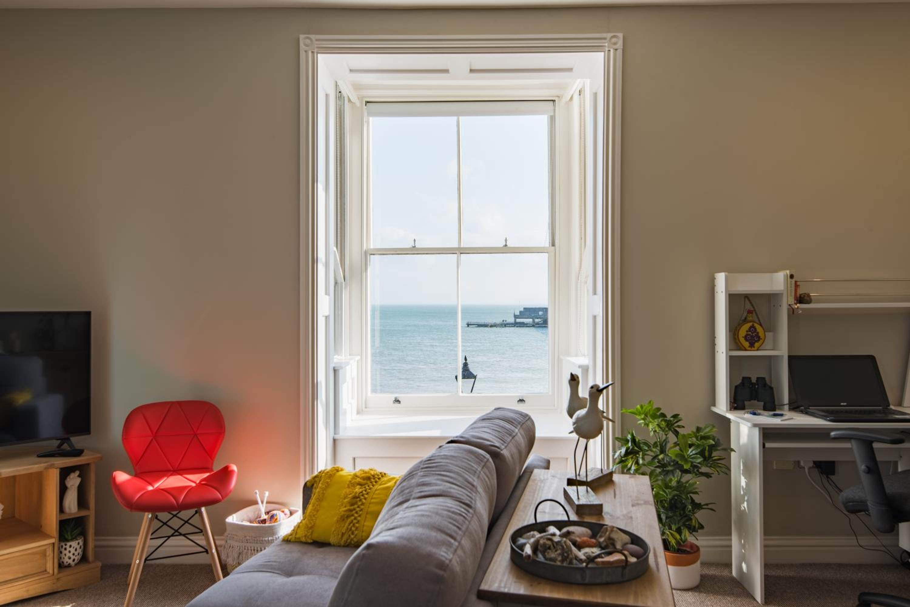 Pier View - beautiful sea view apartment in Deal view 5