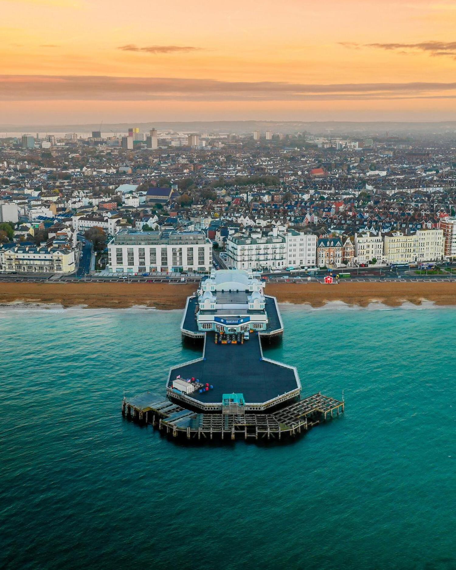 Southsea Royale James Bond 3 bed Cool Penthouse, seafront parking view 2