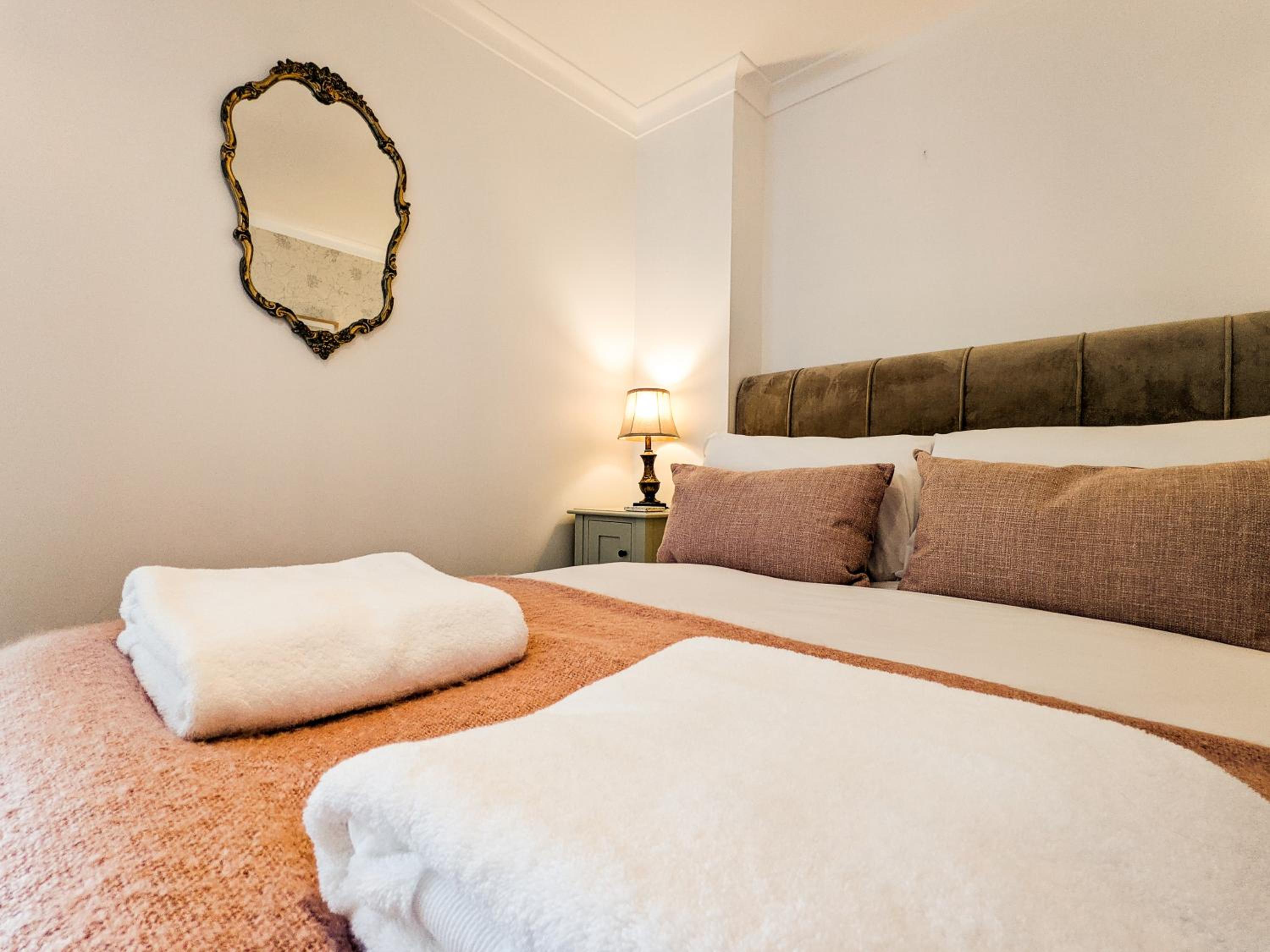 Beautiful Listed Flat with Private Garden, Birnam view 5