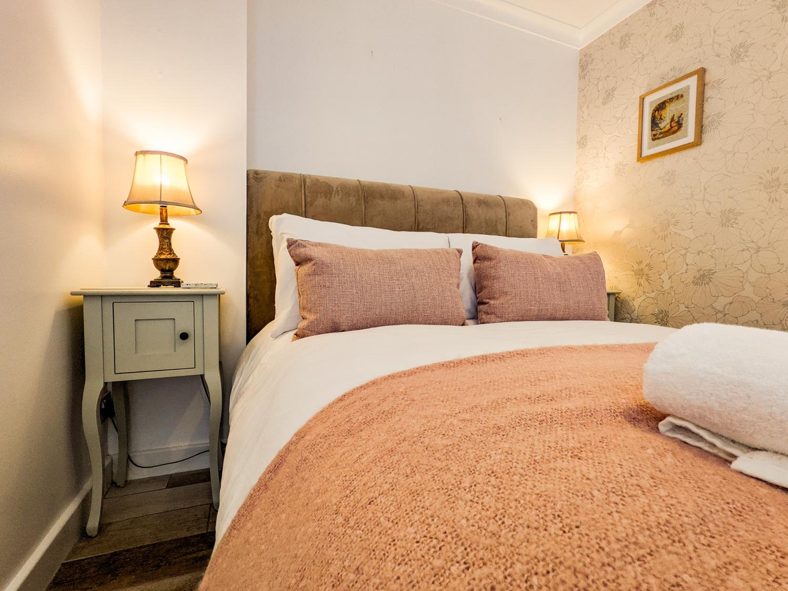 Beautiful Listed Flat with Private Garden, Birnam view 3