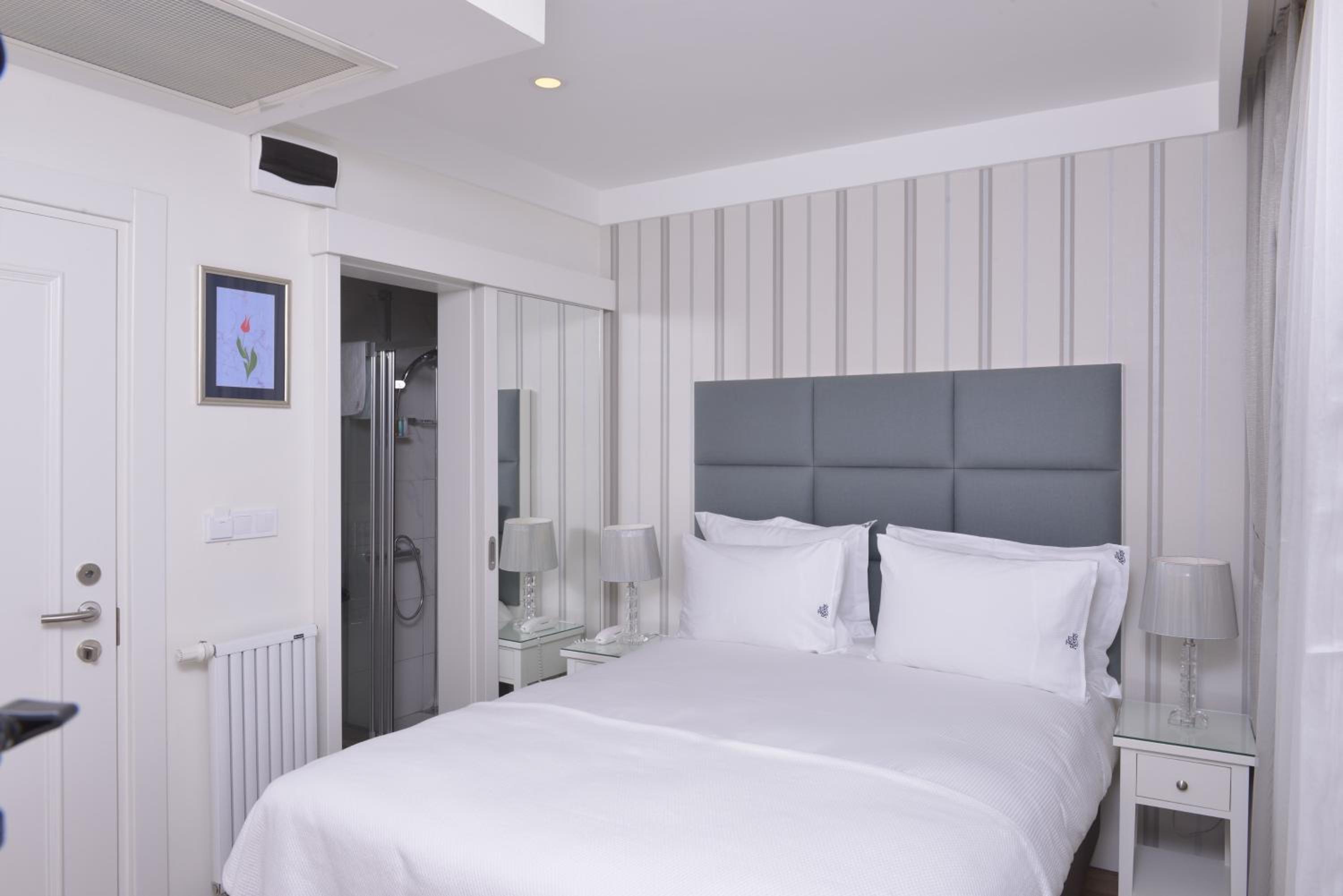 Ten Rooms İstanbul Otel - Image 11