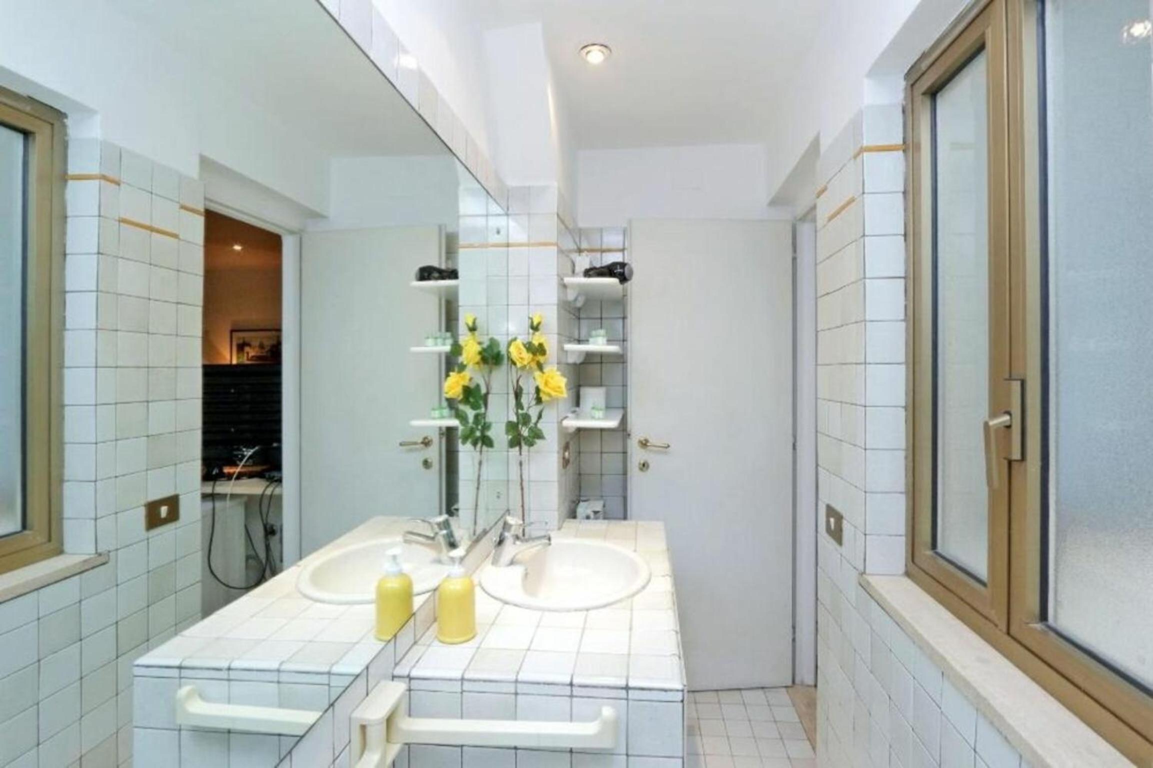 Montebello en Rome — bathroom