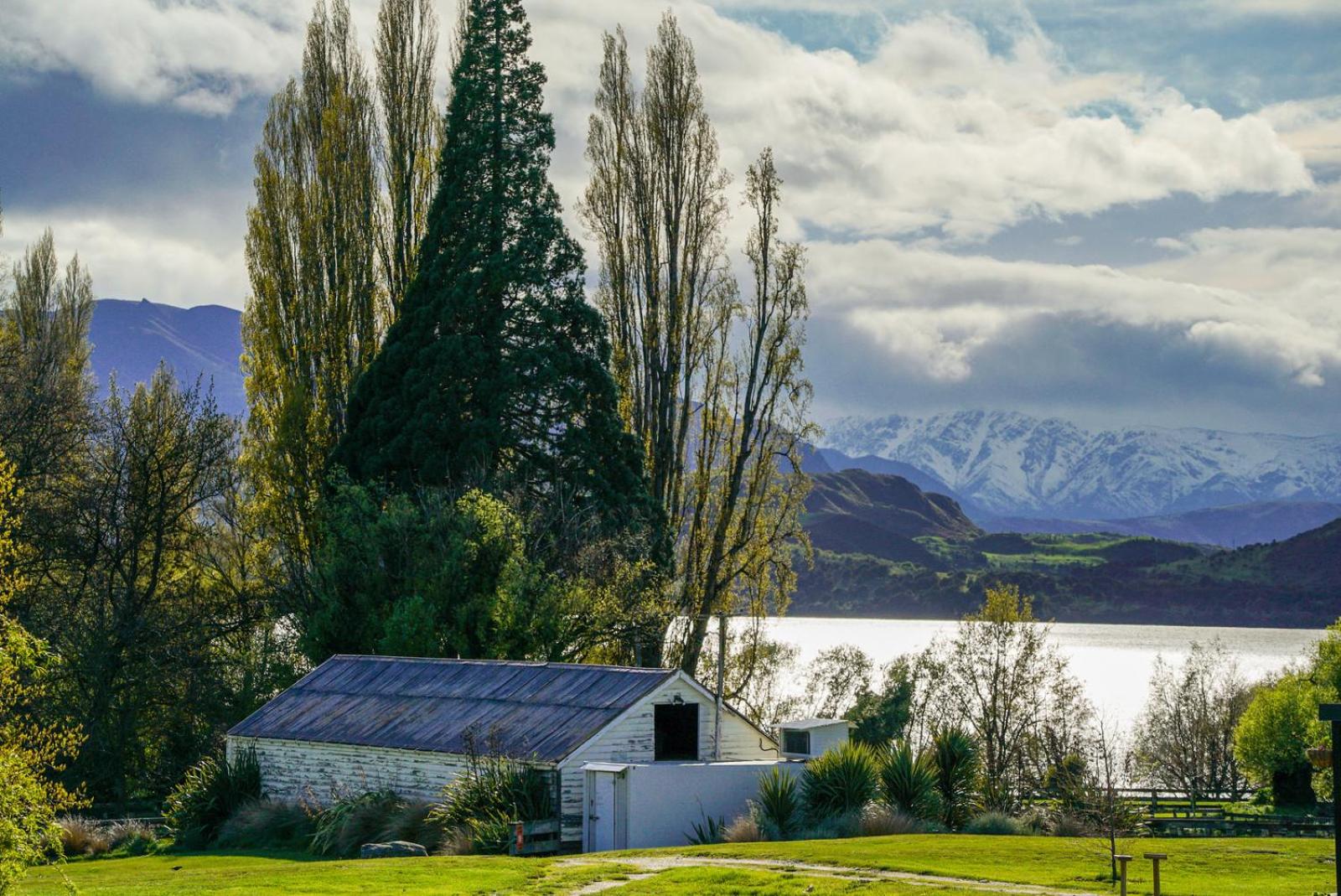Glendhu Station Cottage - Glendhu Bay Holiday Home