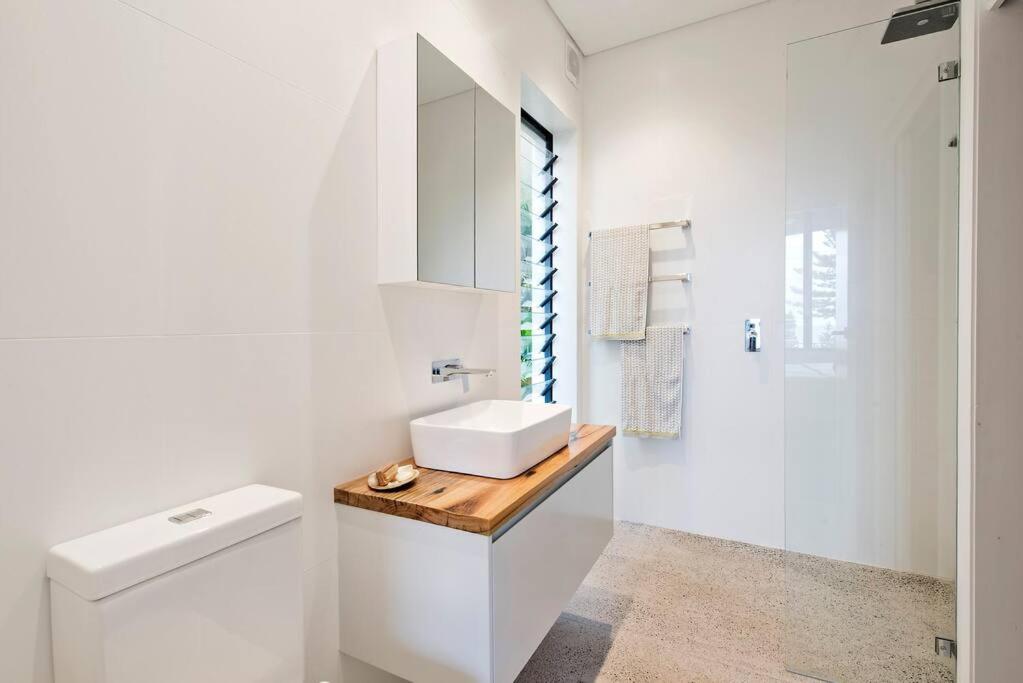 BRON455B - Bronte Beach House with Ocean Views