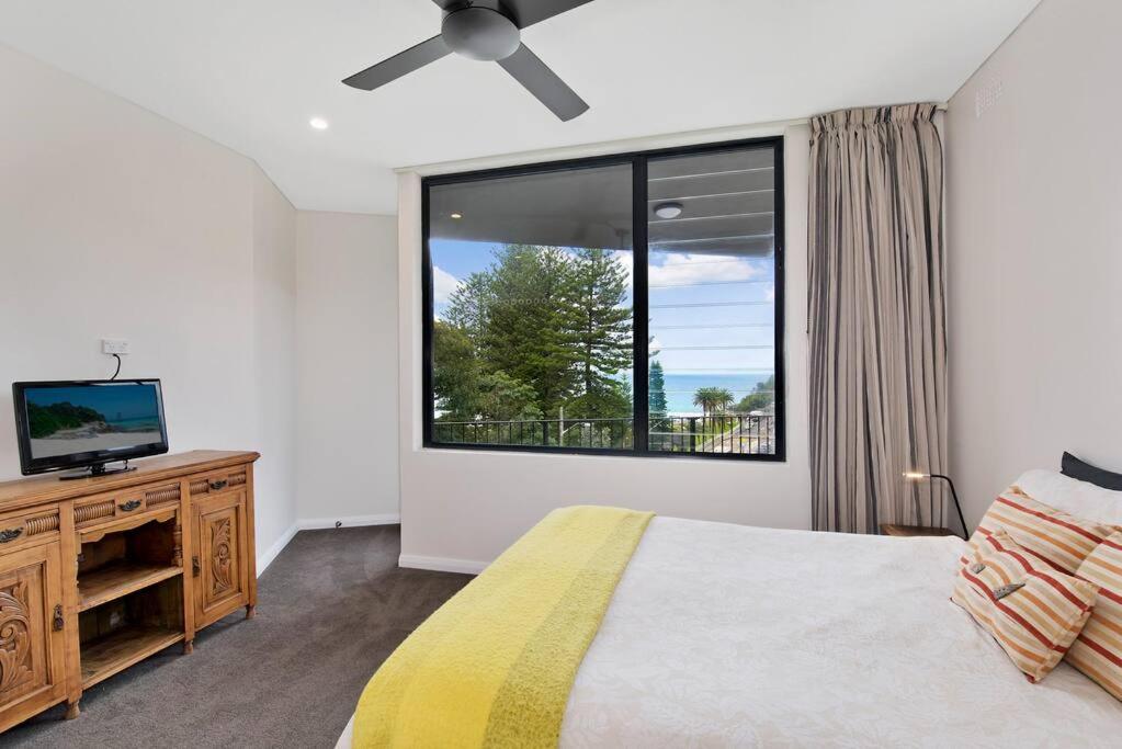 BRON455B - Bronte Beach House with Ocean Views