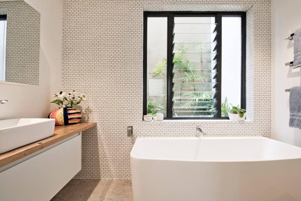 BRON455B - Bronte Beach House with Ocean Views