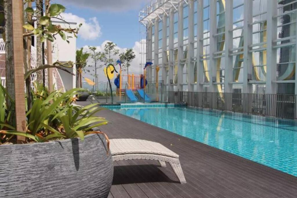 【NETFLIX】Suasana Suites,Nxt to CIQ【PoolGym&WIFI】