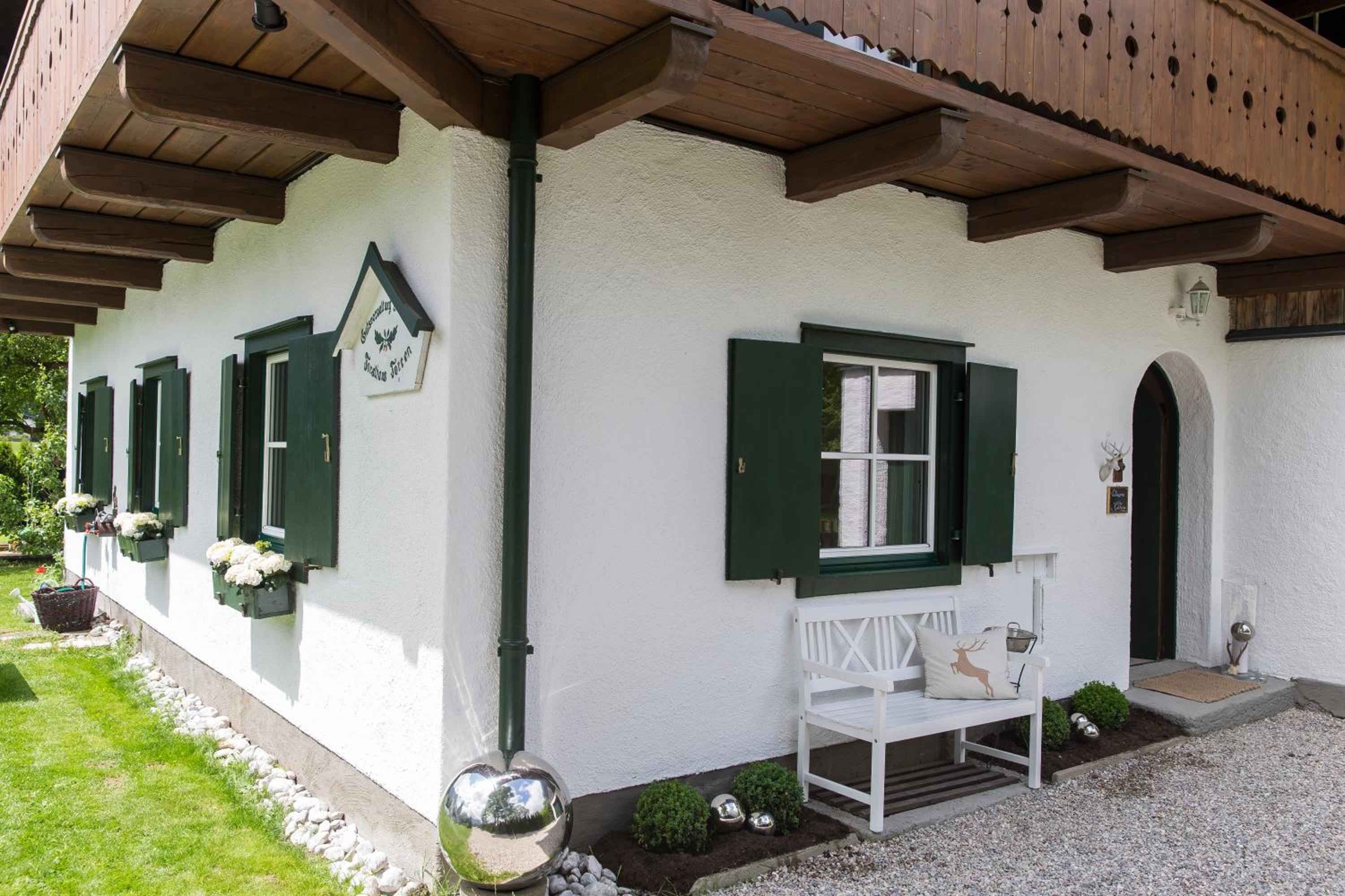 Forest Chalet, all famous ski areas around us, 15 min to city of salzburg, mountainview, panorama sauna, bath whirlpool, fire pit in garden up to 10 p