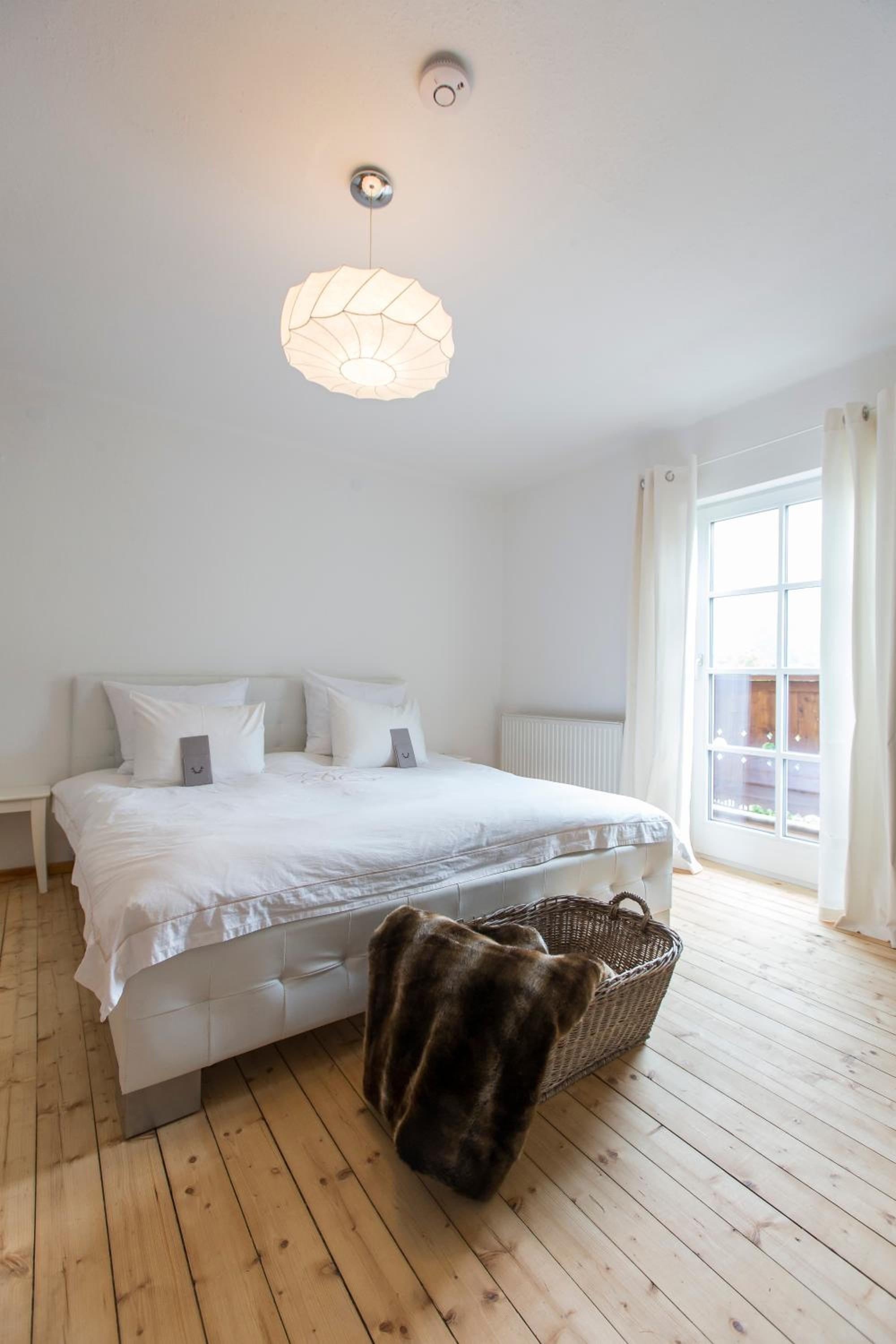Forest Chalet, all famous ski areas around us, 15 min to city of salzburg, mountainview, panorama sauna, bath whirlpool, fire pit in garden up to 10 p