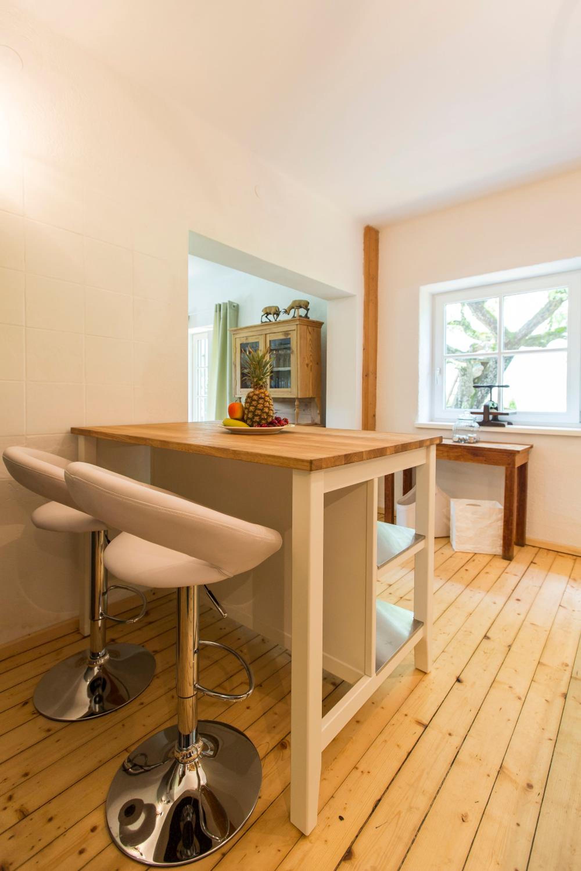 Forest Chalet, all famous ski areas around us, 15 min to city of salzburg, mountainview, panorama sauna, bath whirlpool, fire pit in garden up to 10 p