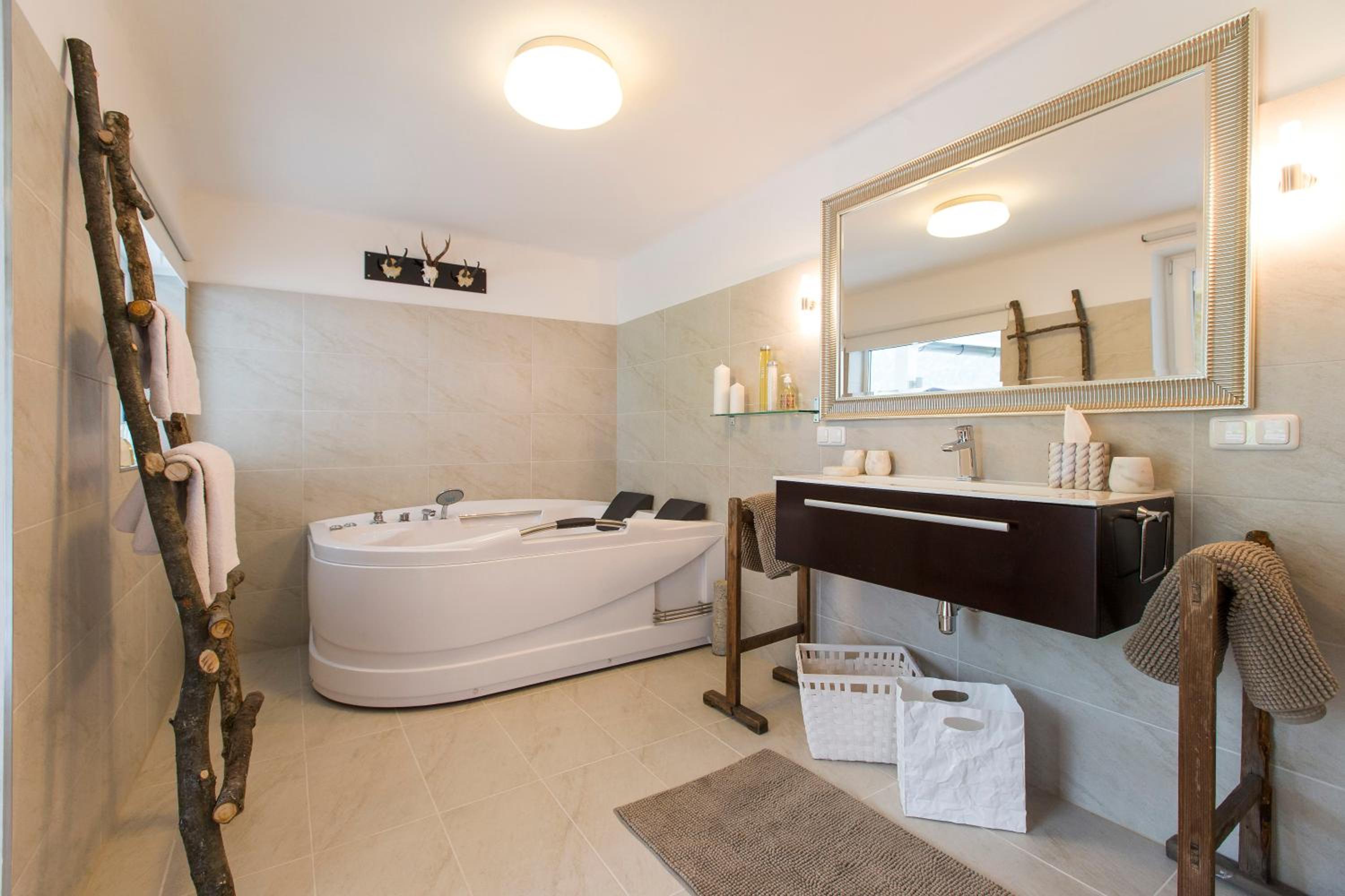 Forest Chalet, all famous ski areas around us, 15 min to city of salzburg, mountainview, panorama sauna, bath whirlpool, fire pit in garden up to 10 p