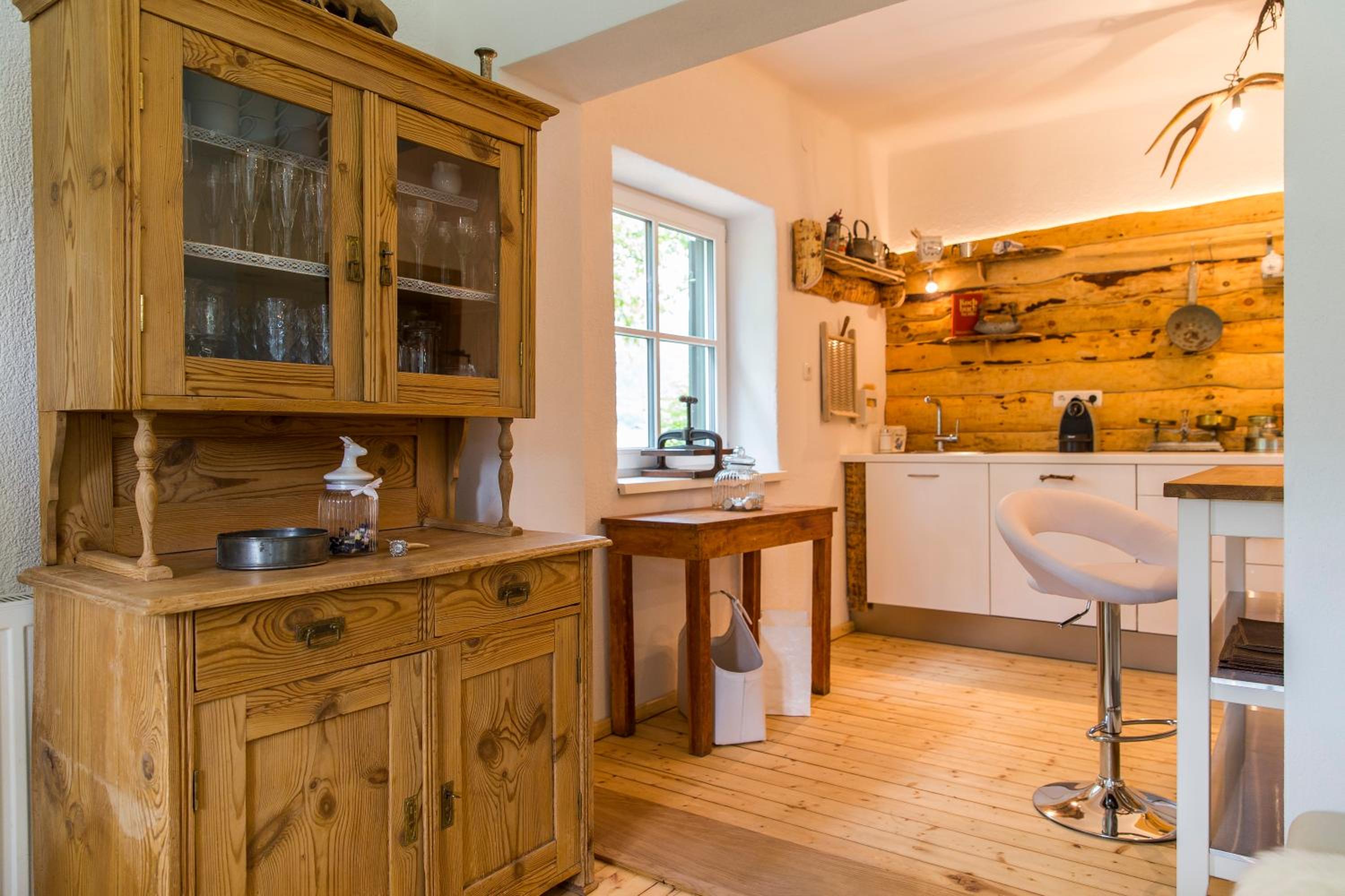 Forest Chalet, all famous ski areas around us, 15 min to city of salzburg, mountainview, panorama sauna, bath whirlpool, fire pit in garden up to 10 p