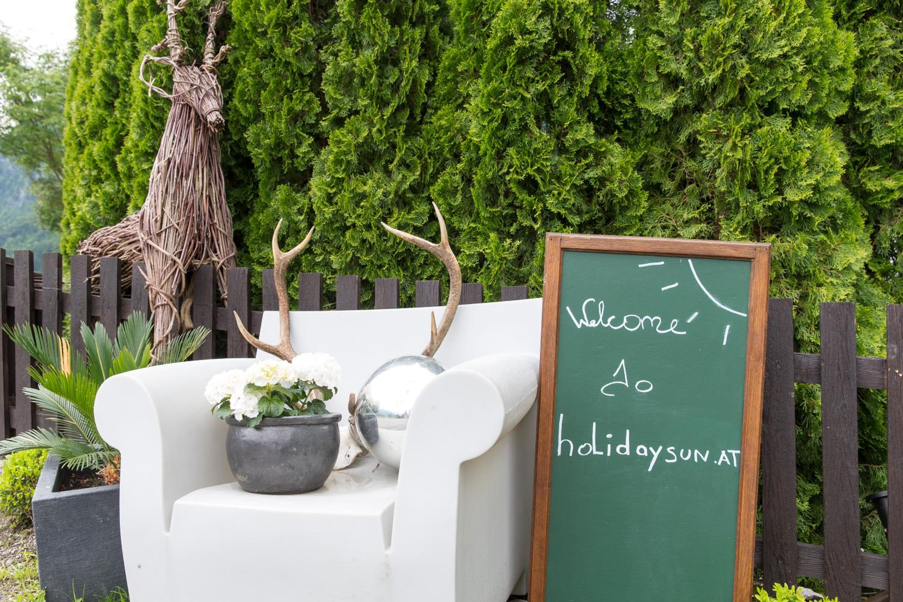 Forest Chalet, all famous ski areas around us, 15 min to city of salzburg, mountainview, panorama sauna, bath whirlpool, fire pit in garden up to 10 p