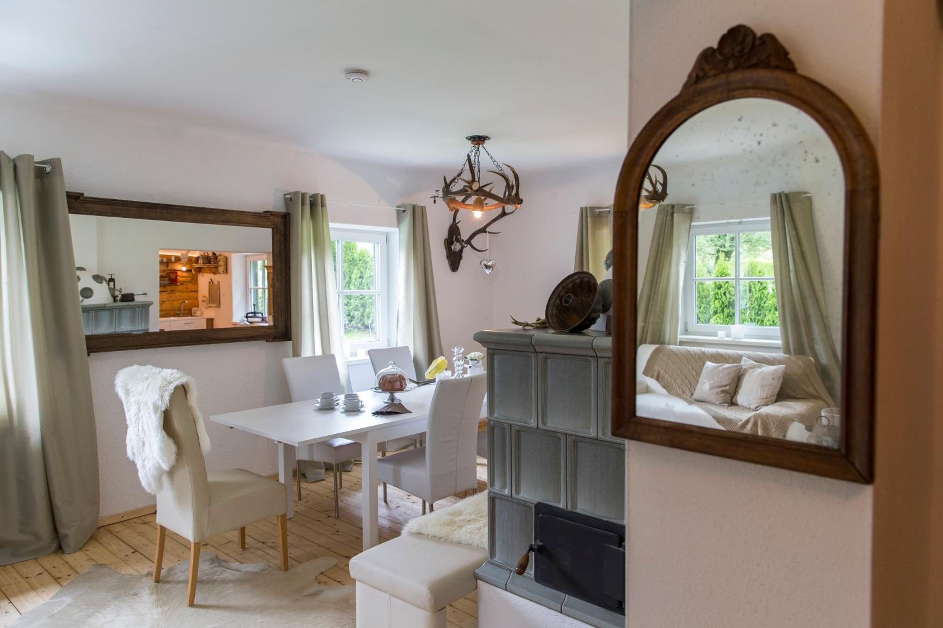 Forest Chalet, all famous ski areas around us, 15 min to city of salzburg, mountainview, panorama sauna, bath whirlpool, fire pit in garden up to 10 p