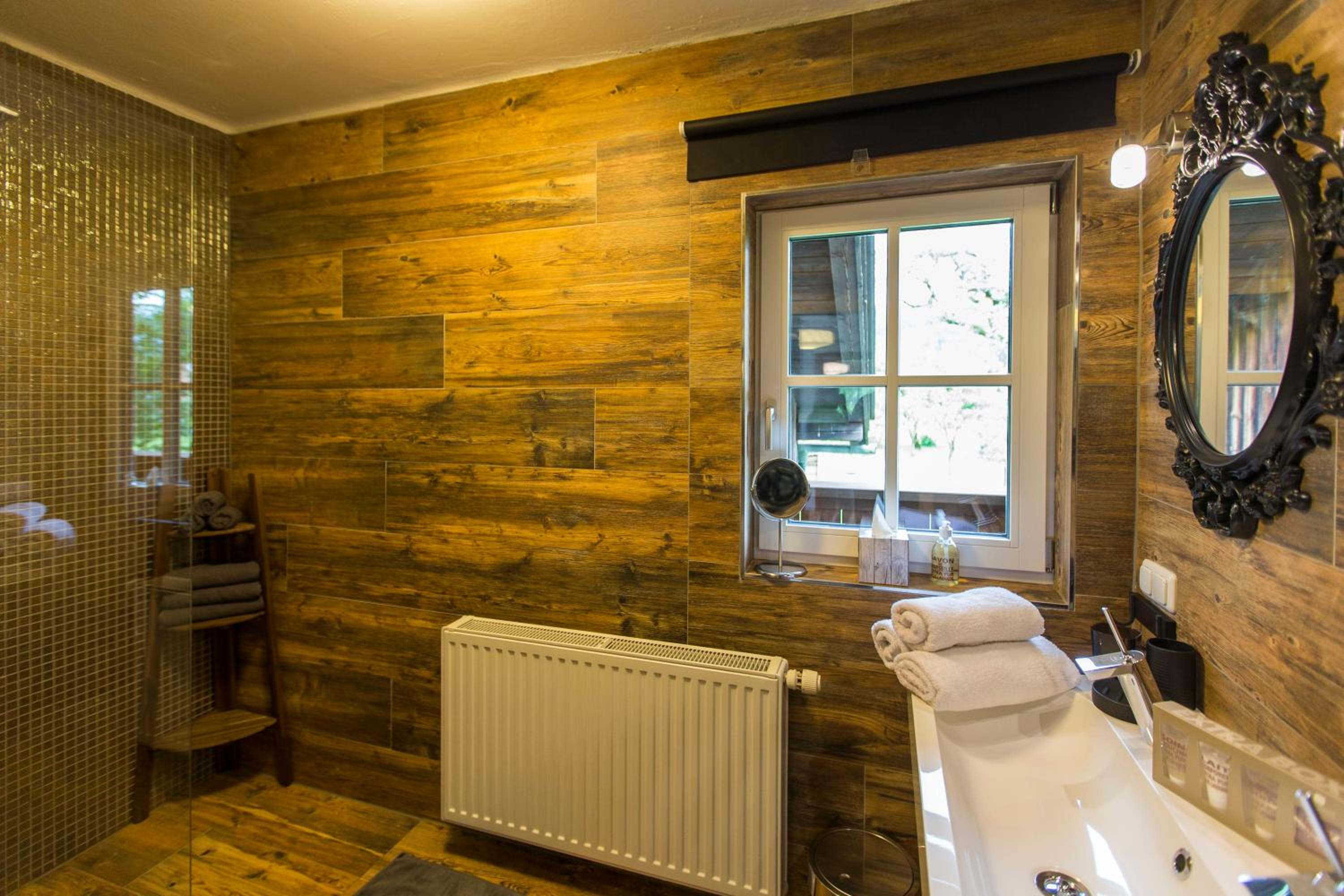 Forest Chalet, all famous ski areas around us, 15 min to city of salzburg, mountainview, panorama sauna, bath whirlpool, fire pit in garden up to 10 p