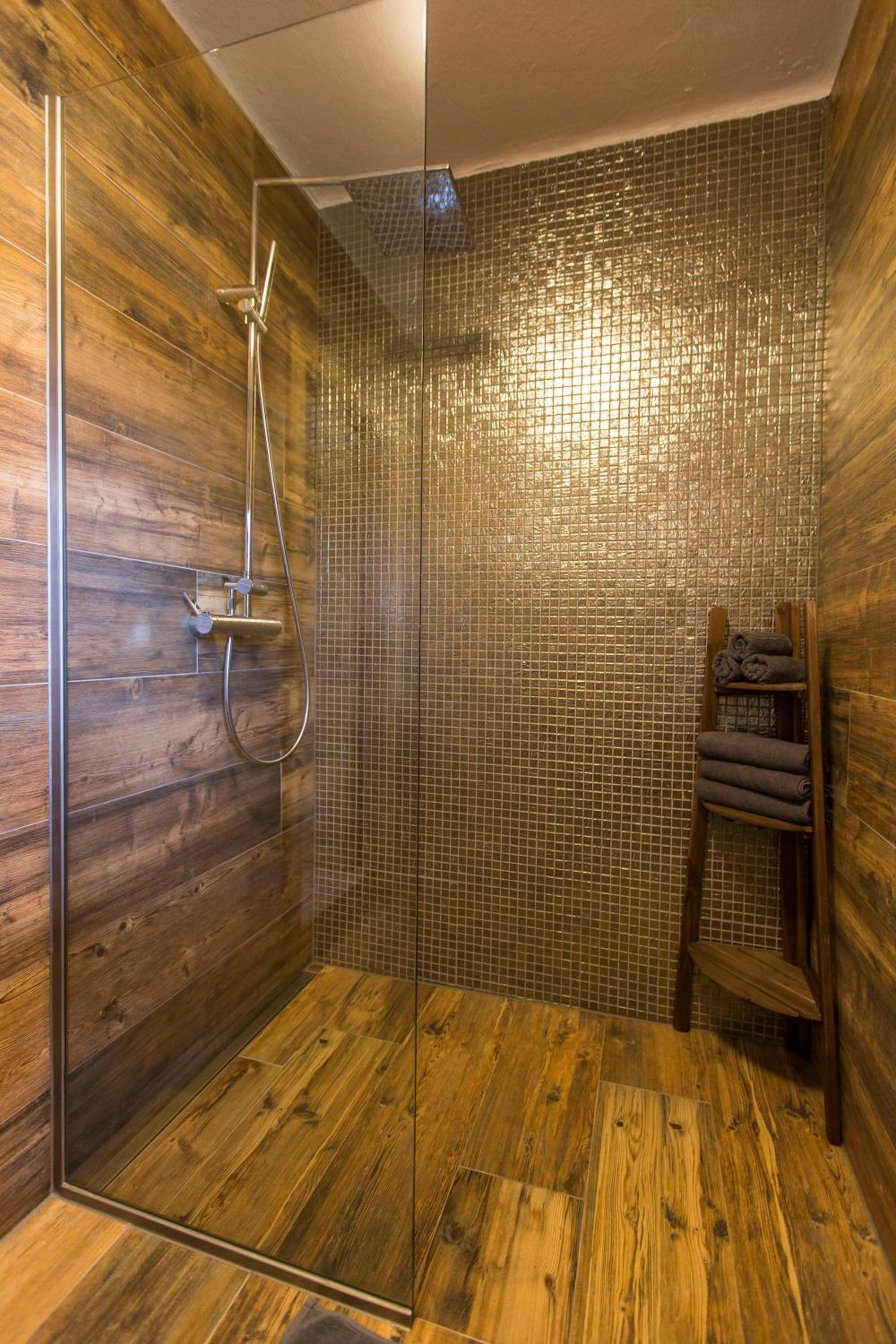 Forest Chalet, all famous ski areas around us, 15 min to city of salzburg, mountainview, panorama sauna, bath whirlpool, fire pit in garden up to 10 p