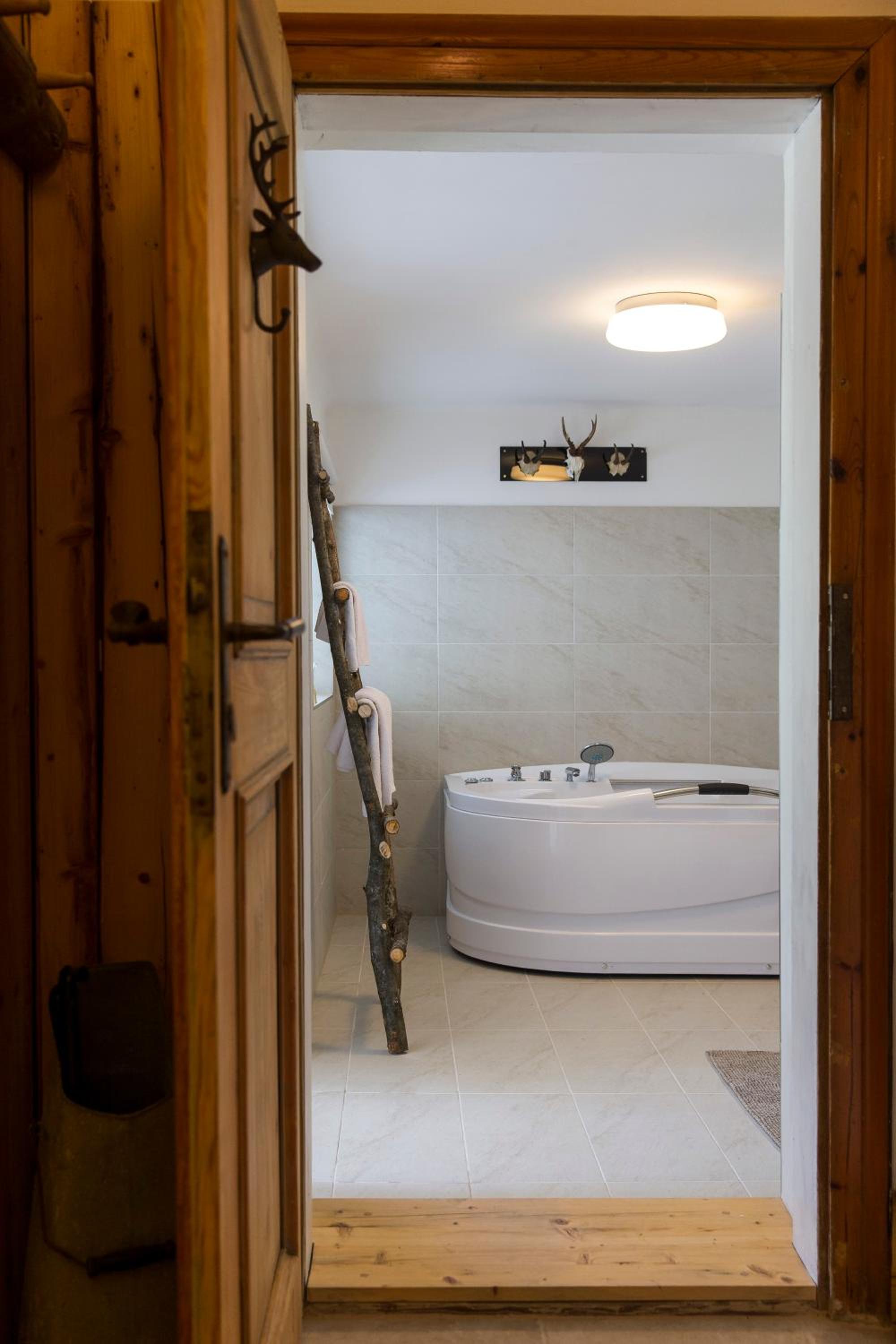 Forest Chalet, all famous ski areas around us, 15 min to city of salzburg, mountainview, panorama sauna, bath whirlpool, fire pit in garden up to 10 p