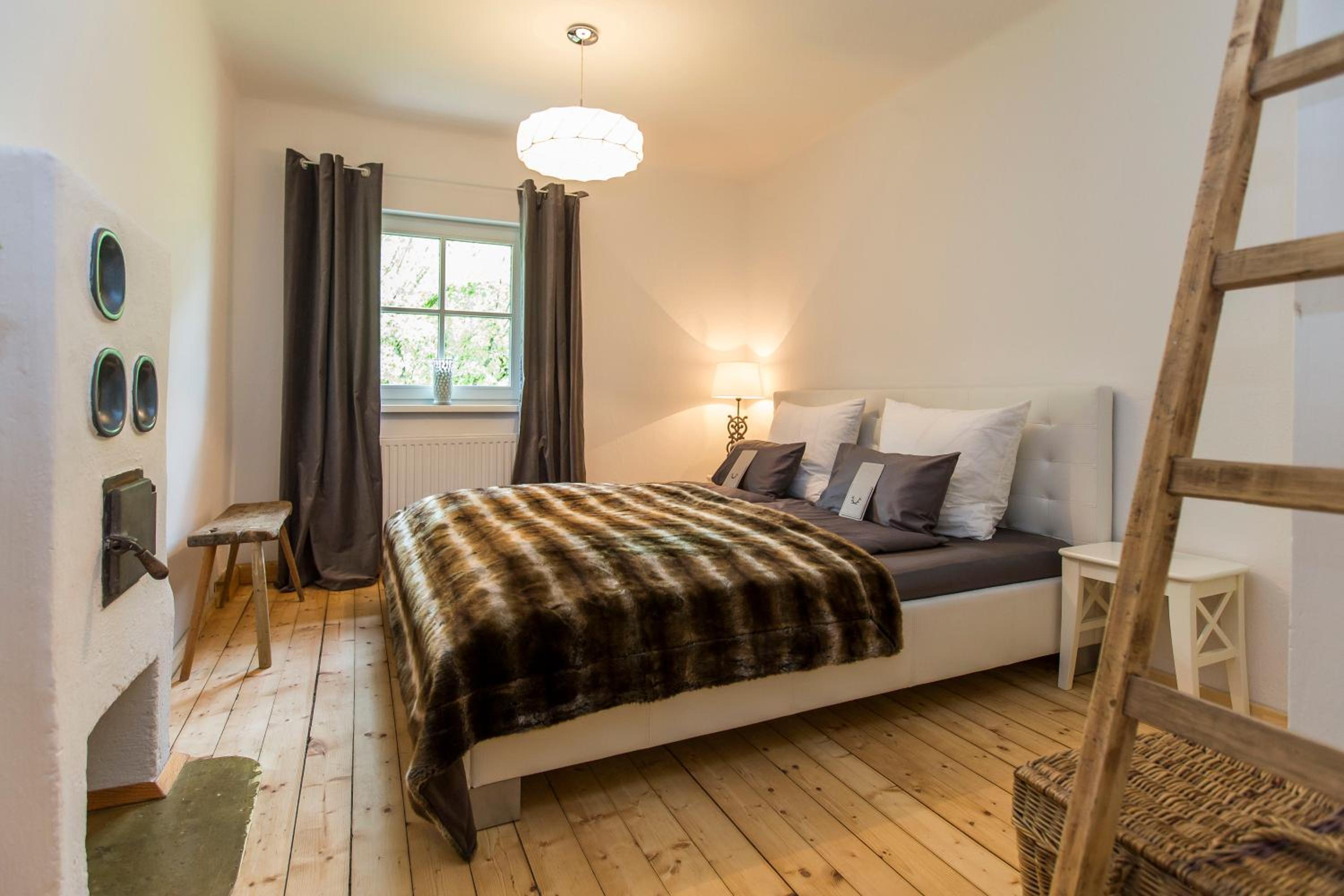Forest Chalet, all famous ski areas around us, 15 min to city of salzburg, mountainview, panorama sauna, bath whirlpool, fire pit in garden up to 10 p