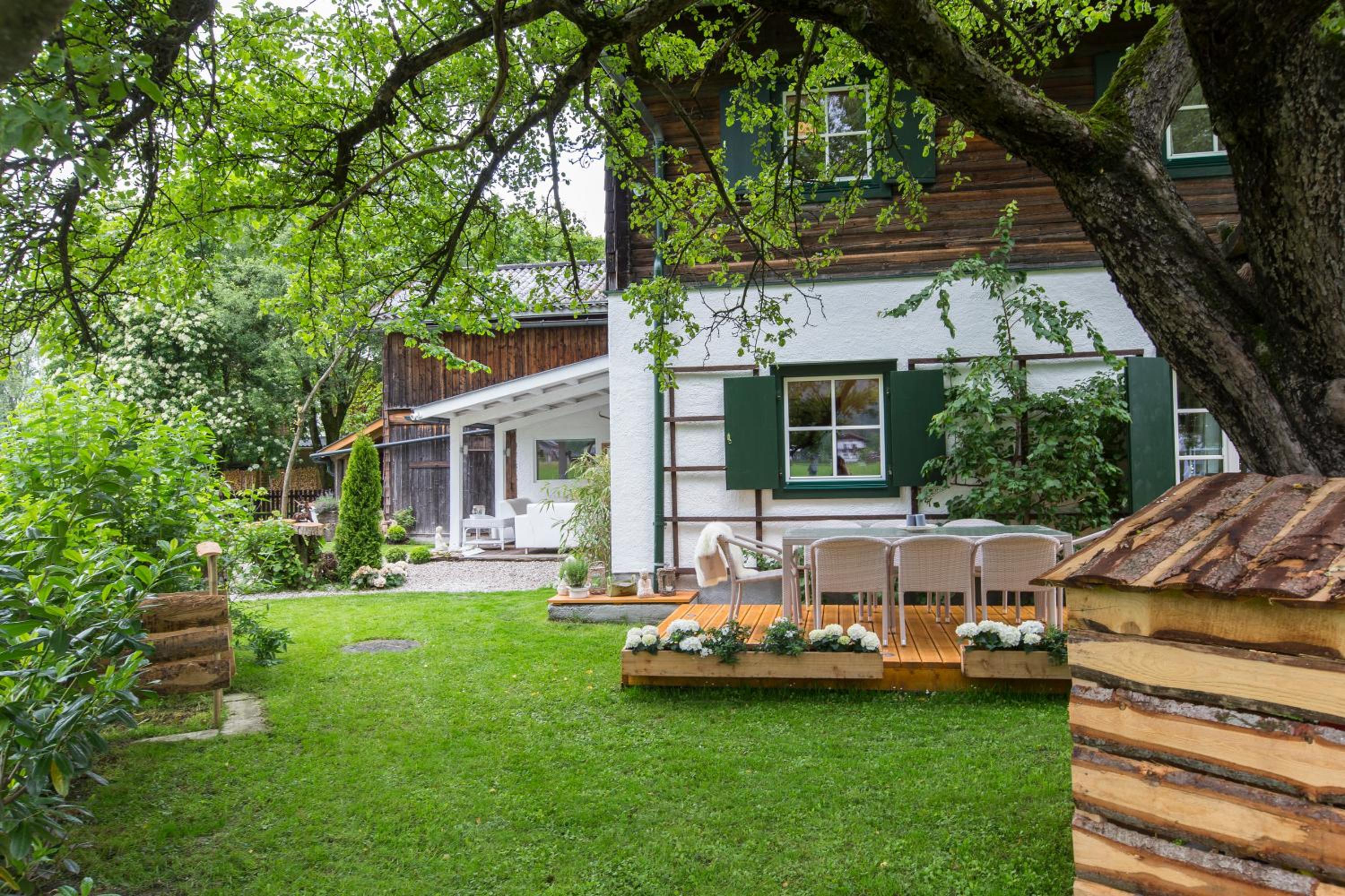 Forest Chalet, all famous ski areas around us, 15 min to city of salzburg, mountainview, panorama sauna, bath whirlpool, fire pit in garden up to 10 p