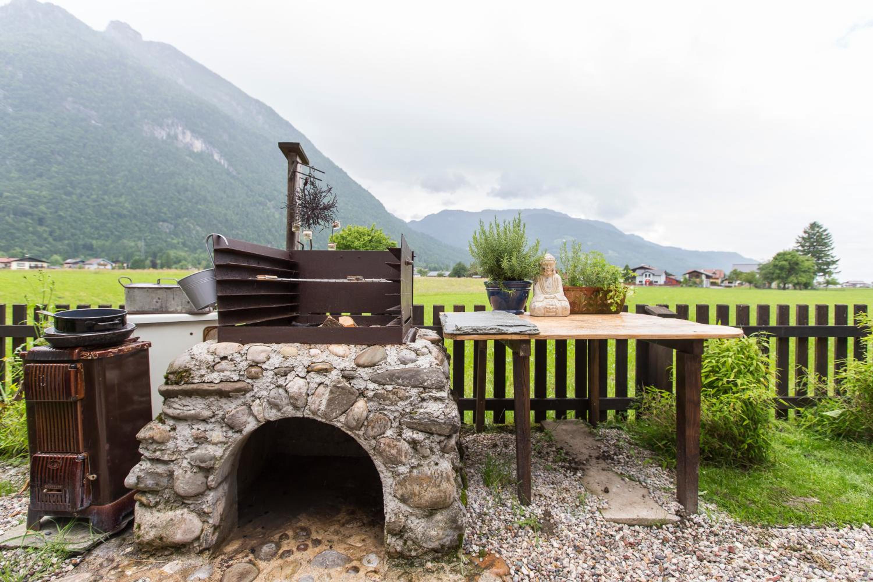 Forest Chalet, all famous ski areas around us, 15 min to city of salzburg, mountainview, panorama sauna, bath whirlpool, fire pit in garden up to 10 p