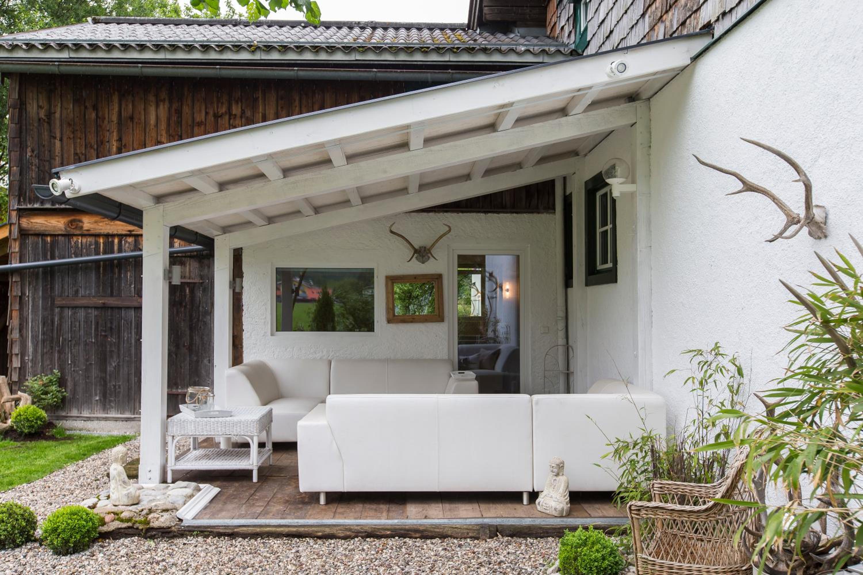 Forest Chalet, all famous ski areas around us, 15 min to city of salzburg, mountainview, panorama sauna, bath whirlpool, fire pit in garden up to 10 p