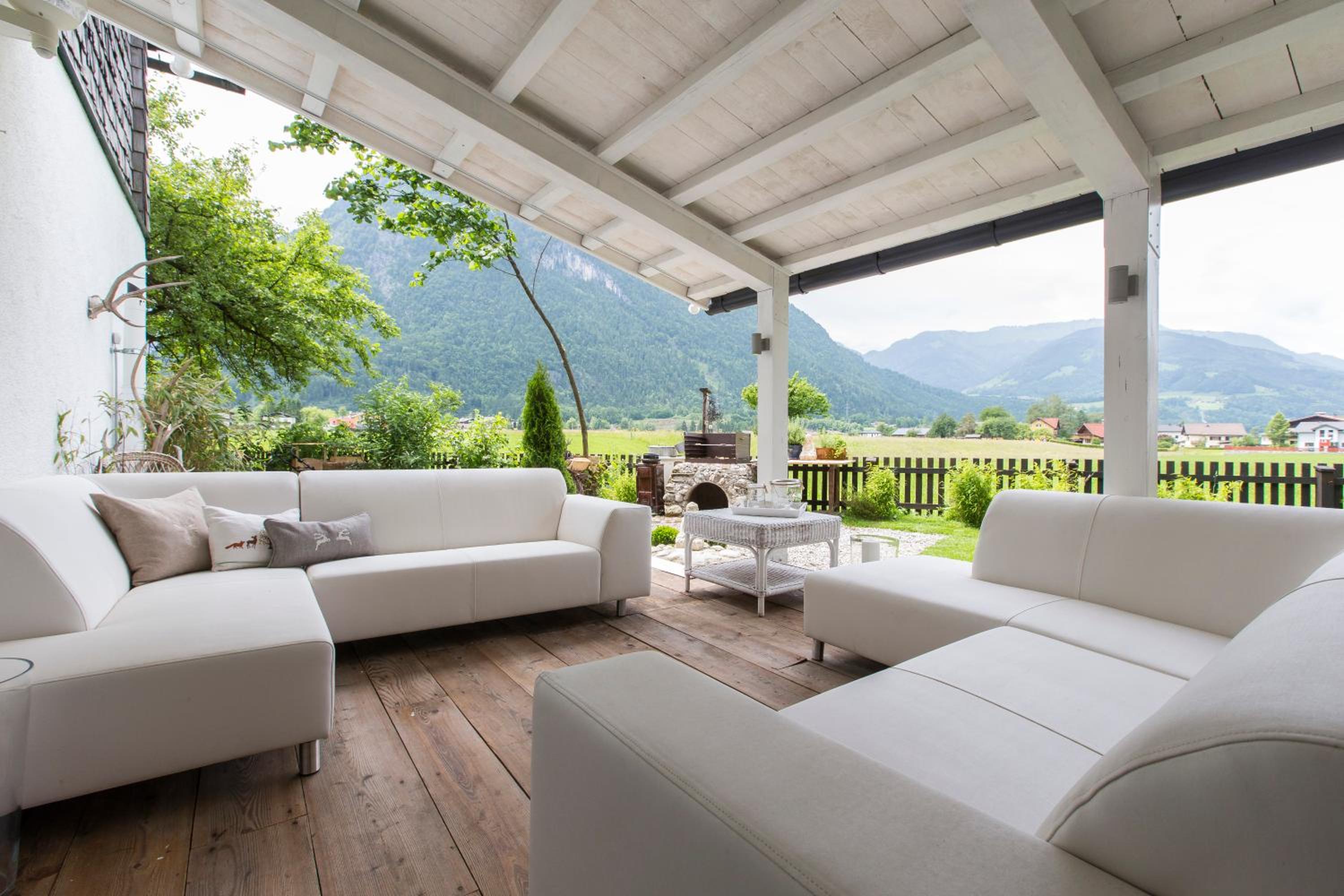 Forest Chalet, all famous ski areas around us, 15 min to city of salzburg, mountainview, panorama sauna, bath whirlpool, fire pit in garden up to 10 p