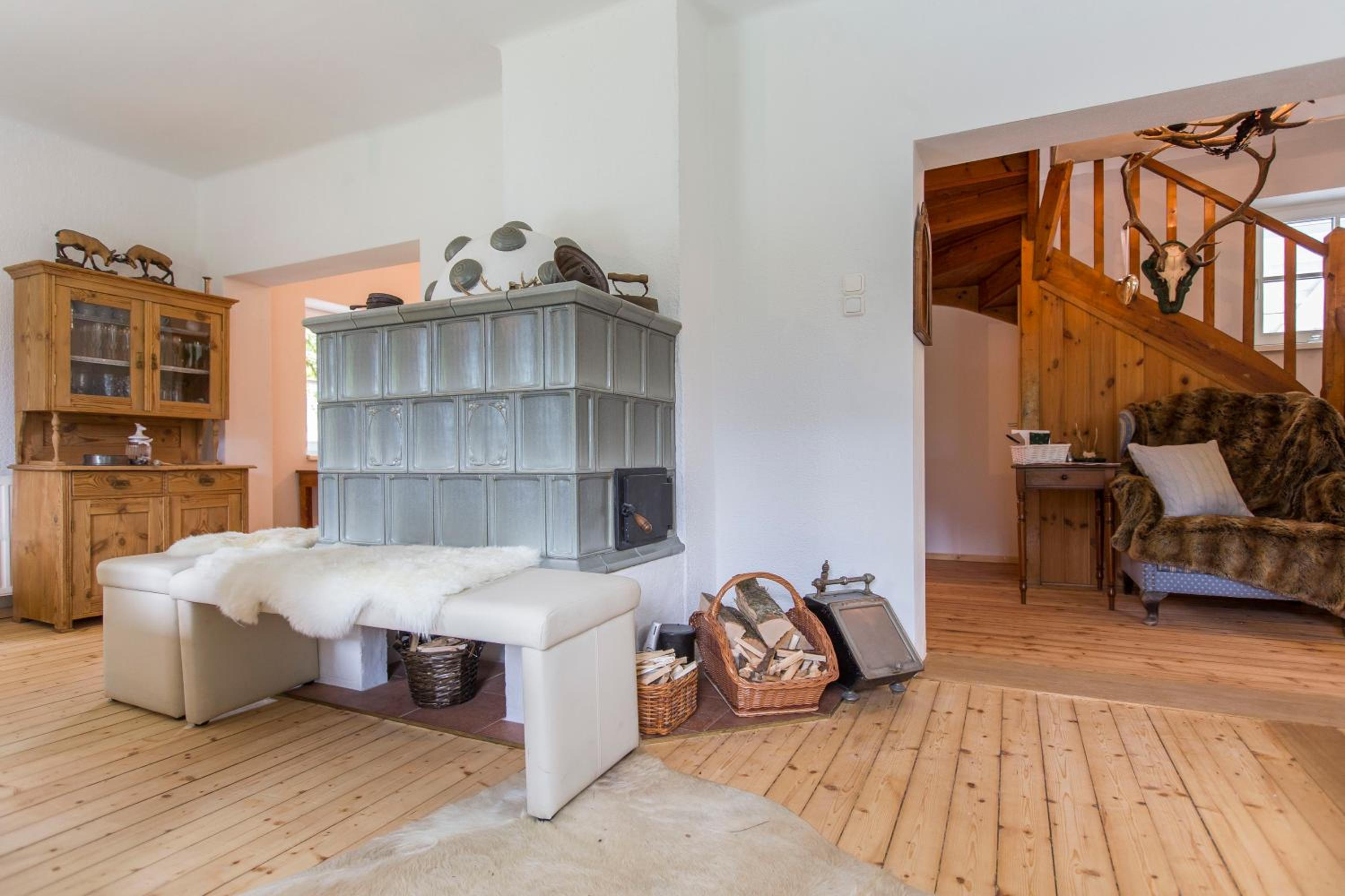 Forest Chalet, all famous ski areas around us, 15 min to city of salzburg, mountainview, panorama sauna, bath whirlpool, fire pit in garden up to 10 p