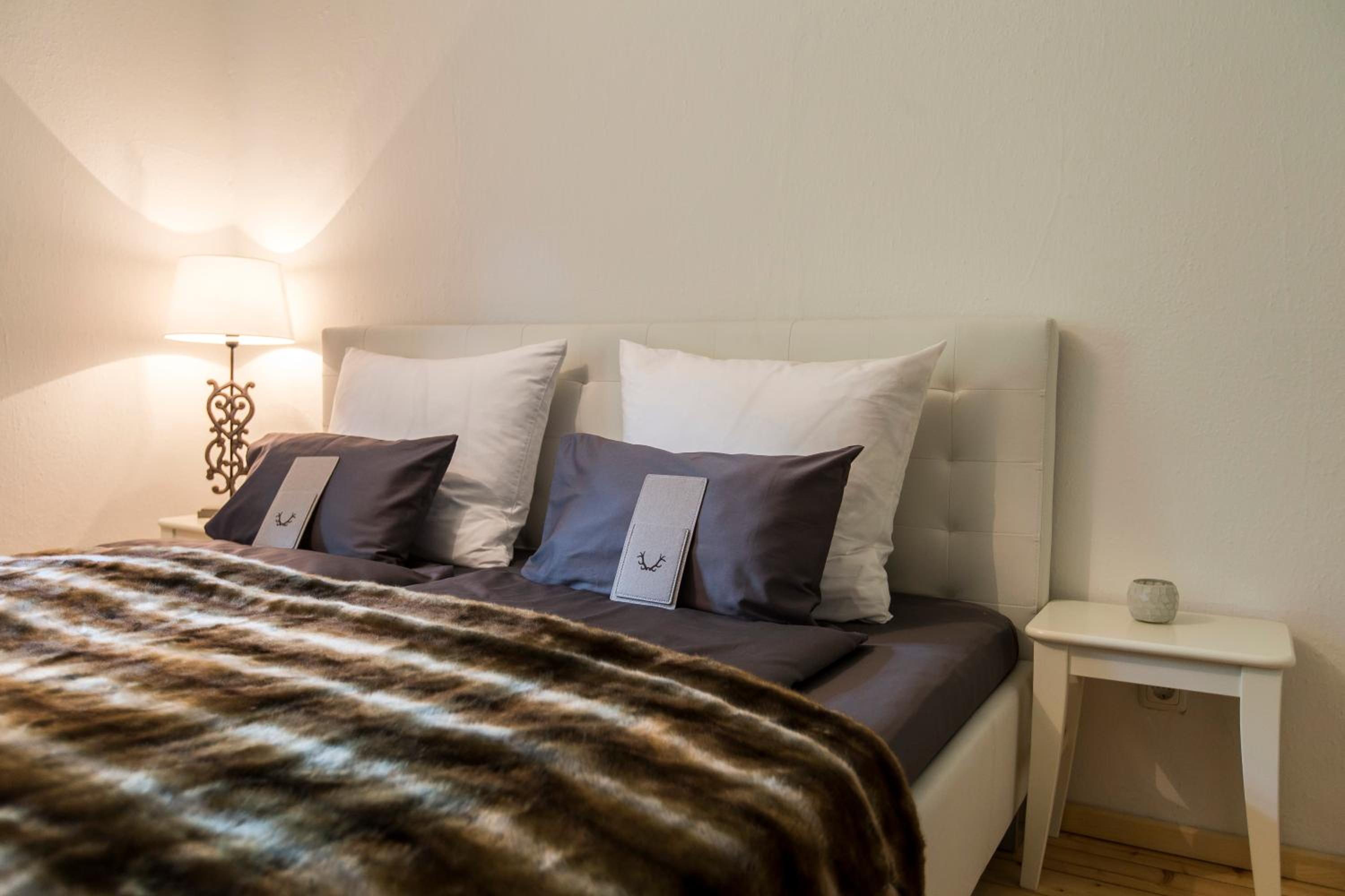 Forest Chalet, all famous ski areas around us, 15 min to city of salzburg, mountainview, panorama sauna, bath whirlpool, fire pit in garden up to 10 p