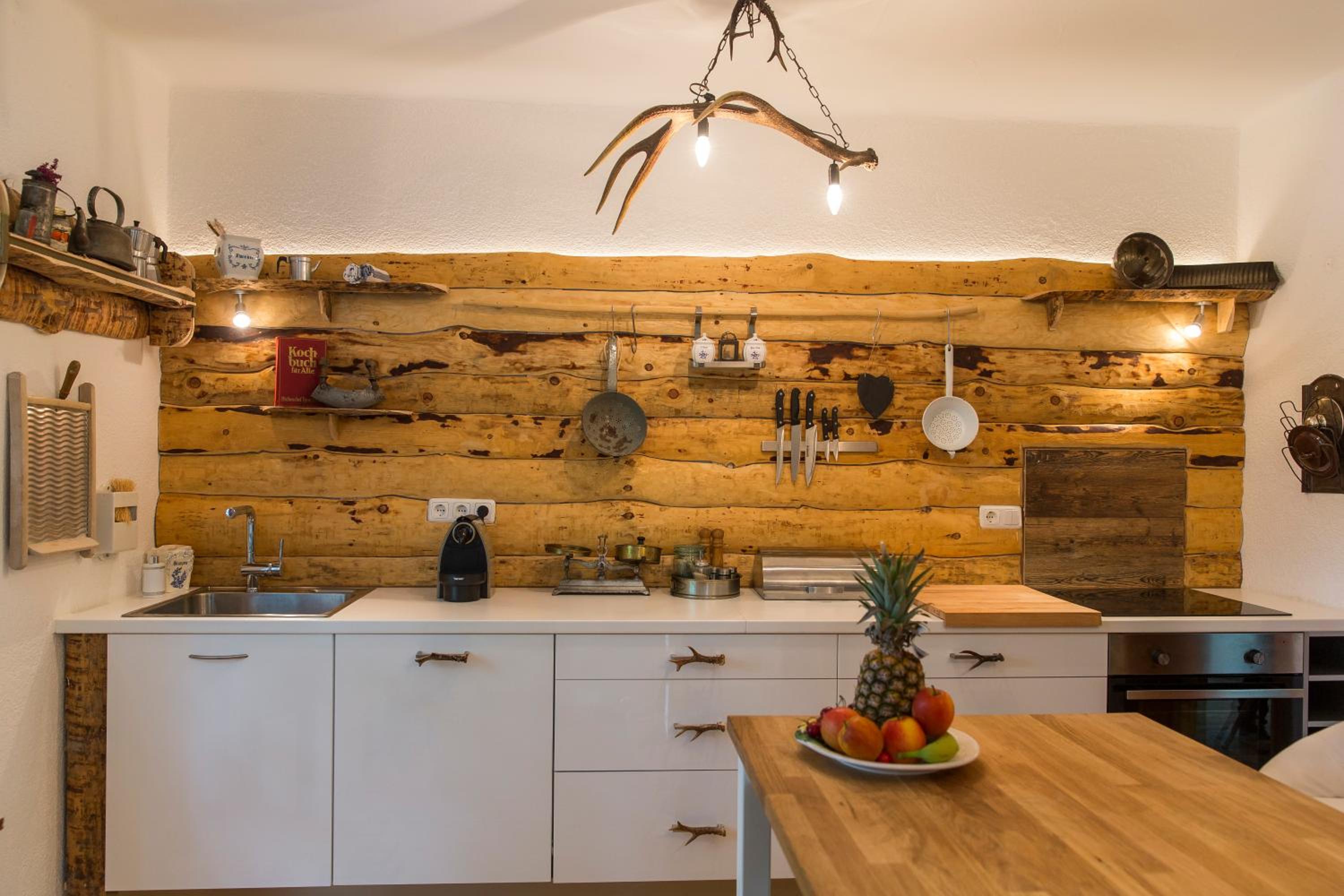 Forest Chalet, all famous ski areas around us, 15 min to city of salzburg, mountainview, panorama sauna, bath whirlpool, fire pit in garden up to 10 p