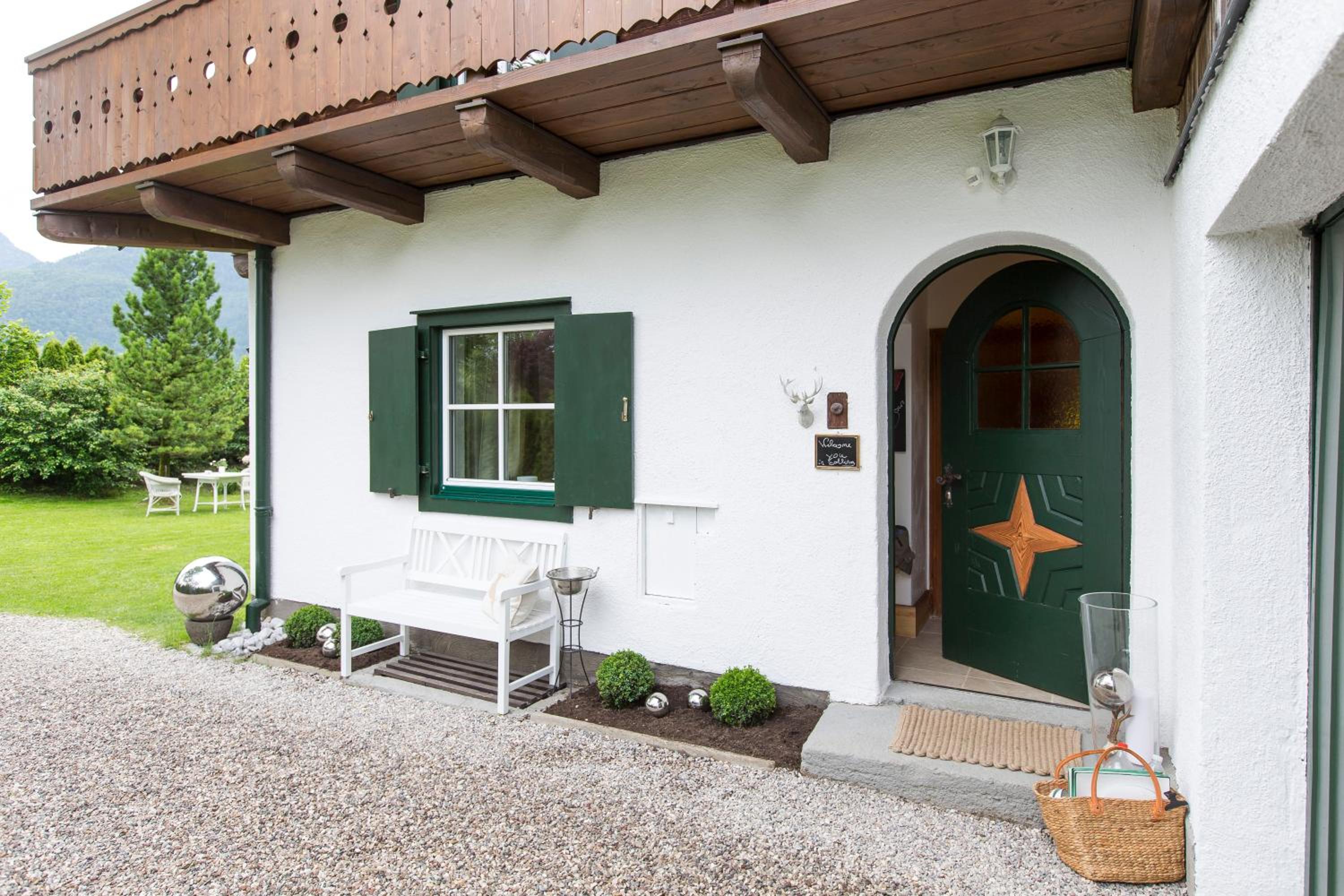 Forest Chalet, all famous ski areas around us, 15 min to city of salzburg, mountainview, panorama sauna, bath whirlpool, fire pit in garden up to 10 p
