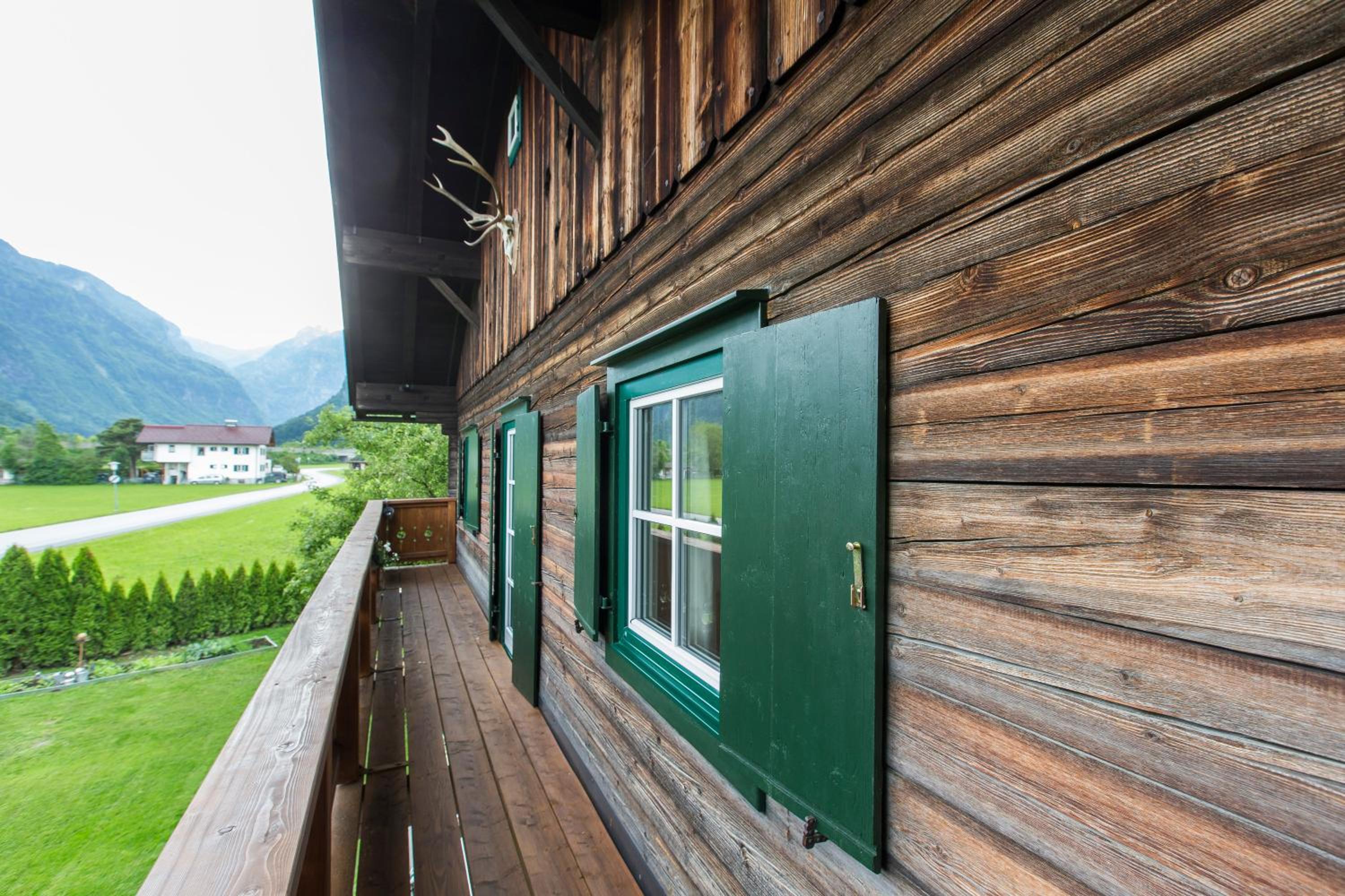 Forest Chalet, all famous ski areas around us, 15 min to city of salzburg, mountainview, panorama sauna, bath whirlpool, fire pit in garden up to 10 p