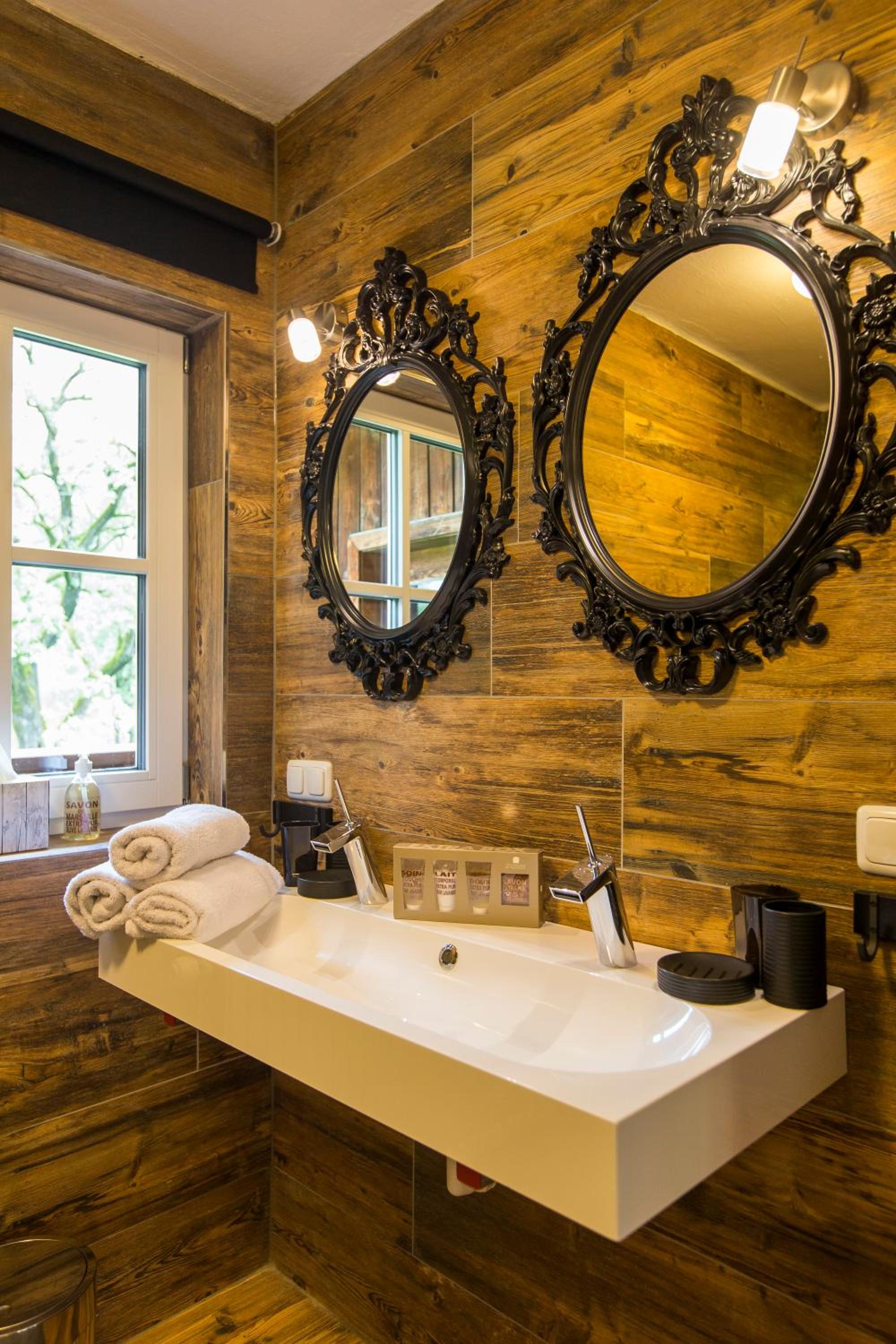 Forest Chalet, all famous ski areas around us, 15 min to city of salzburg, mountainview, panorama sauna, bath whirlpool, fire pit in garden up to 10 p